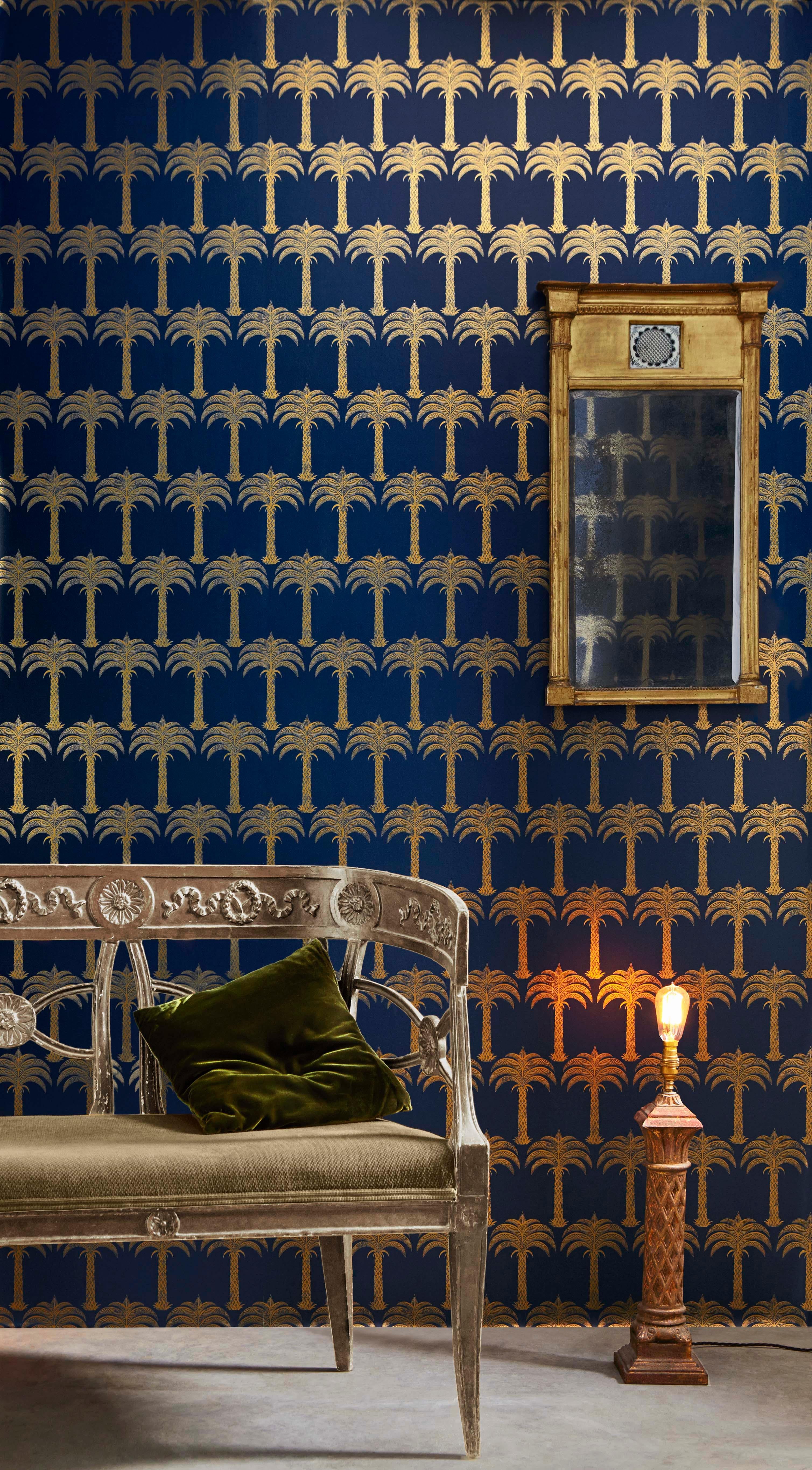 'Marrakech Palm' Contemporary, Traditional Wallpaper in Midnight Blue (Papier) im Angebot
