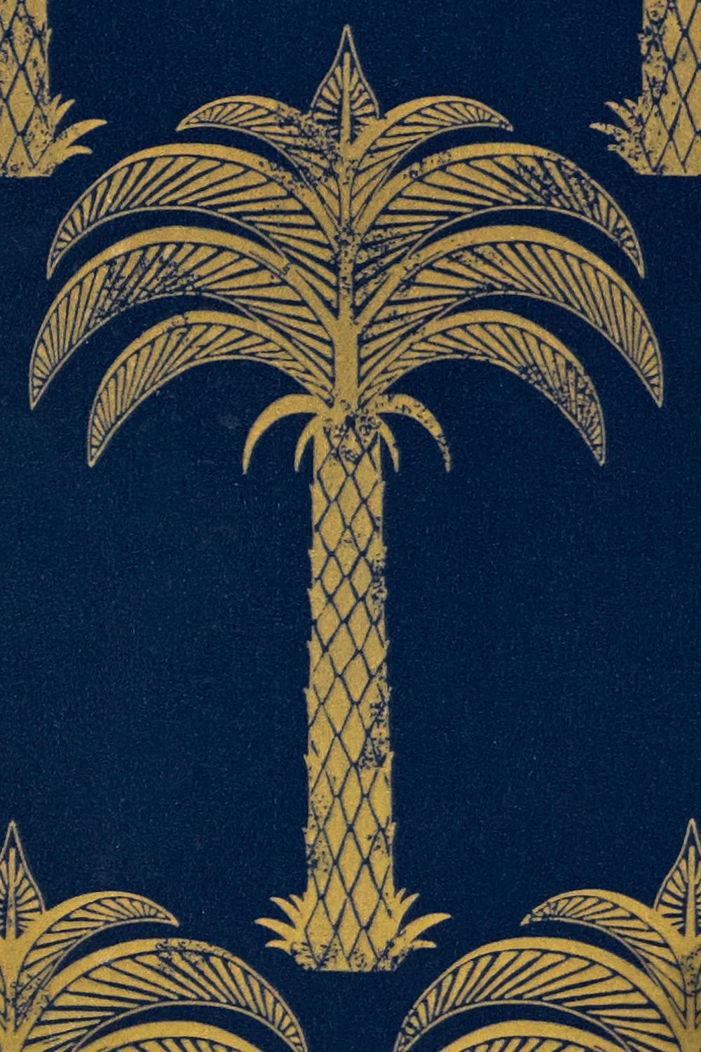 'Marrakech Palm' Contemporary, Traditional Wallpaper in Midnight Blue im Zustand „Neu“ im Angebot in Pewsey, Wiltshire