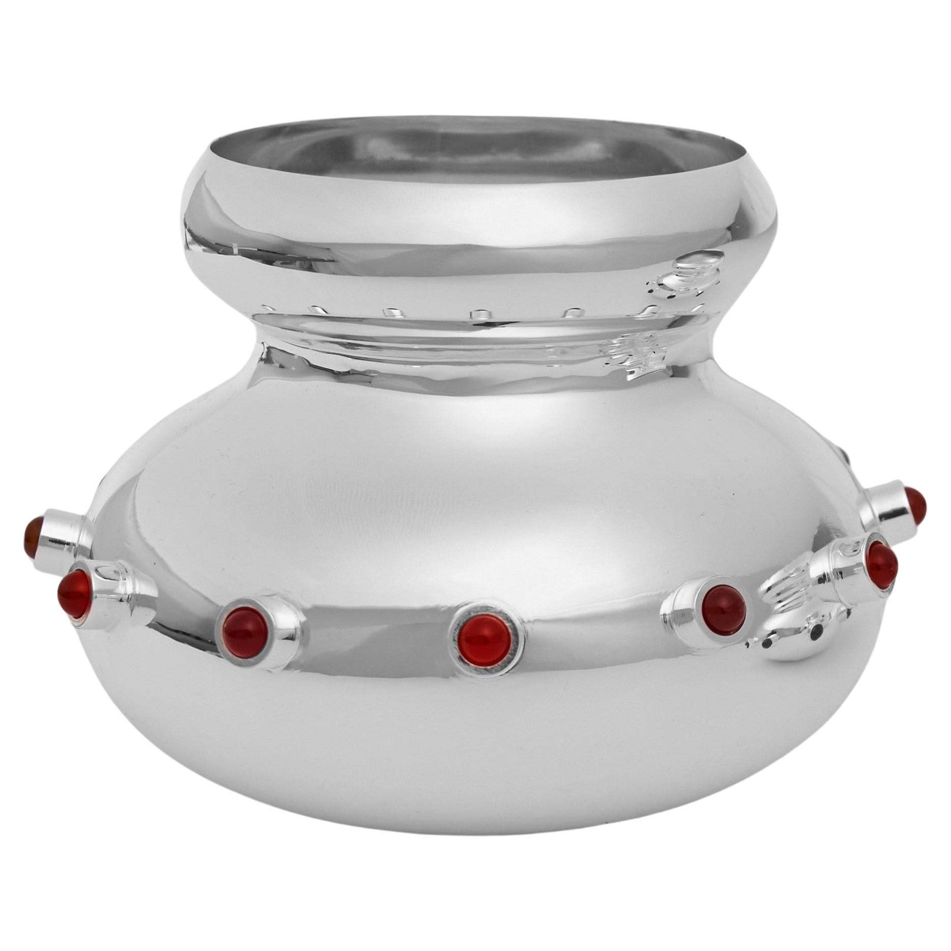 Vaso grande Marri in ottone placcato argento e pietra di Corniola di Marau