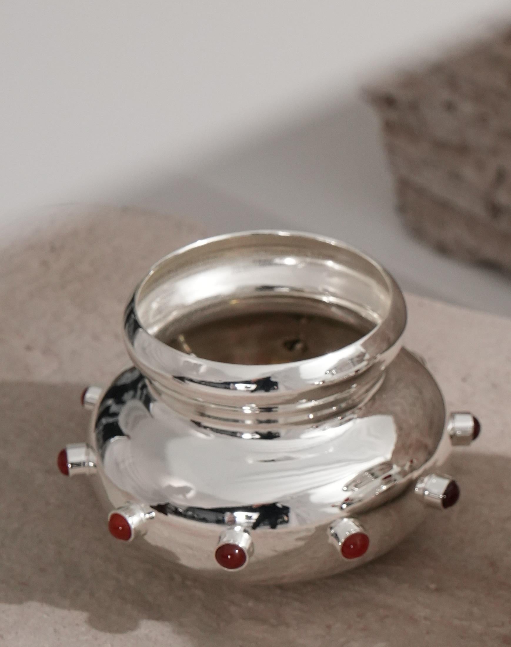 Moderno Vaso piccolo Marri in ottone placcato argento e pietra di Corniola di Marau in vendita