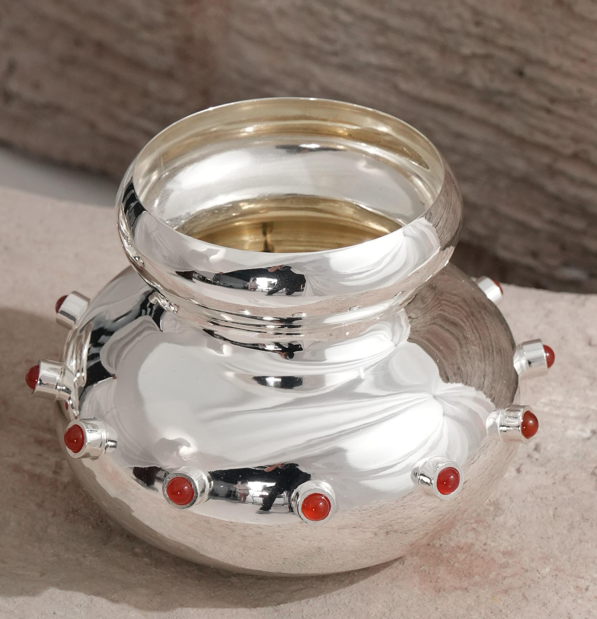 Impiallacciato Vaso piccolo Marri in ottone placcato argento e pietra di Corniola di Marau in vendita