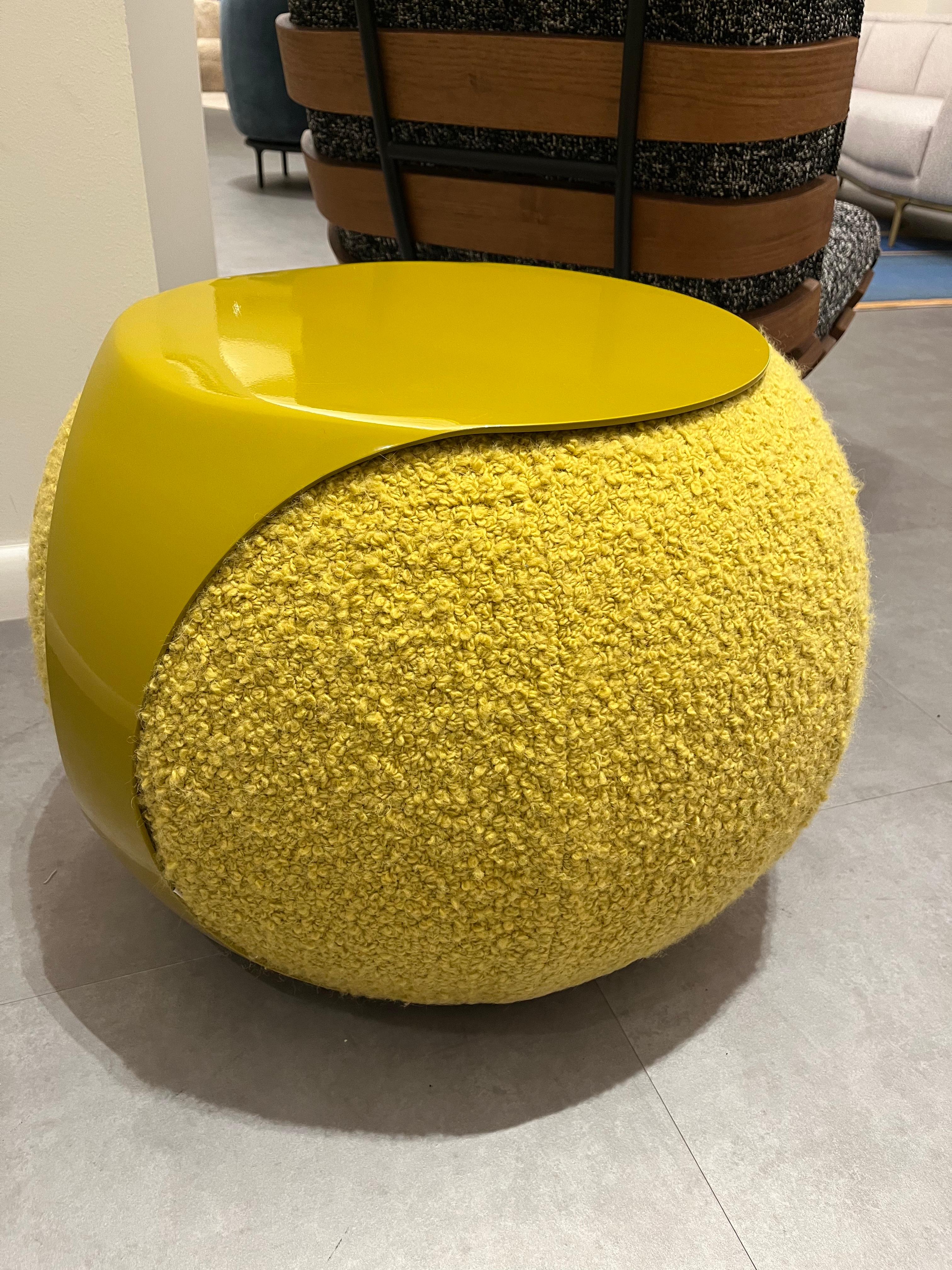 A side table WITH A TRICK UP ITS SLEEVE. WHEN ADDITIONAL SEATING OR A FOOTSTOOL IS NEEDED, THE TEXTURAL POUF SLIPS OUT FROM ITS SLEEK METAL BASE.
17