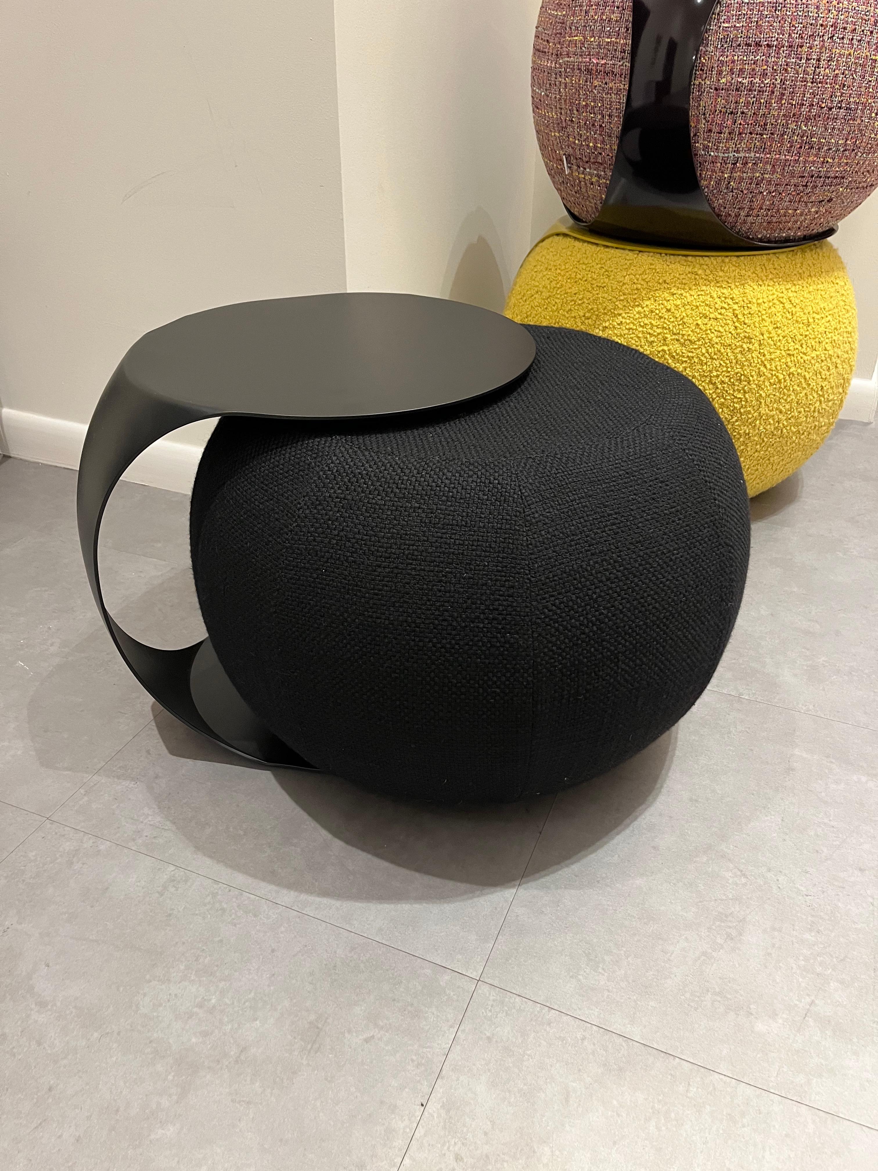 A side table WITH A TRICK UP ITS SLEEVE. WHEN ADDITIONAL SEATING OR A FOOTSTOOL IS NEEDED, THE TEXTURAL POUF SLIPS OUT FROM ITS SLEEK METAL BASE.
17