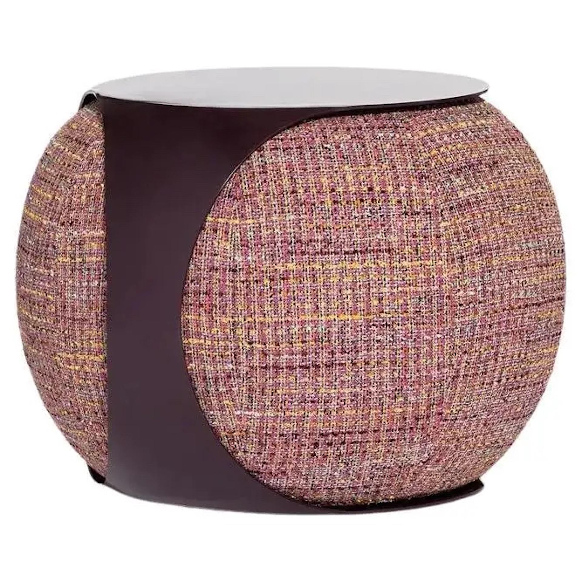 A side table WITH A TRICK UP ITS SLEEVE. WHEN ADDITIONAL SEATING OR A FOOTSTOOL IS NEEDED, THE TEXTURAL POUF SLIPS OUT FROM ITS SLEEK METAL BASE.
17