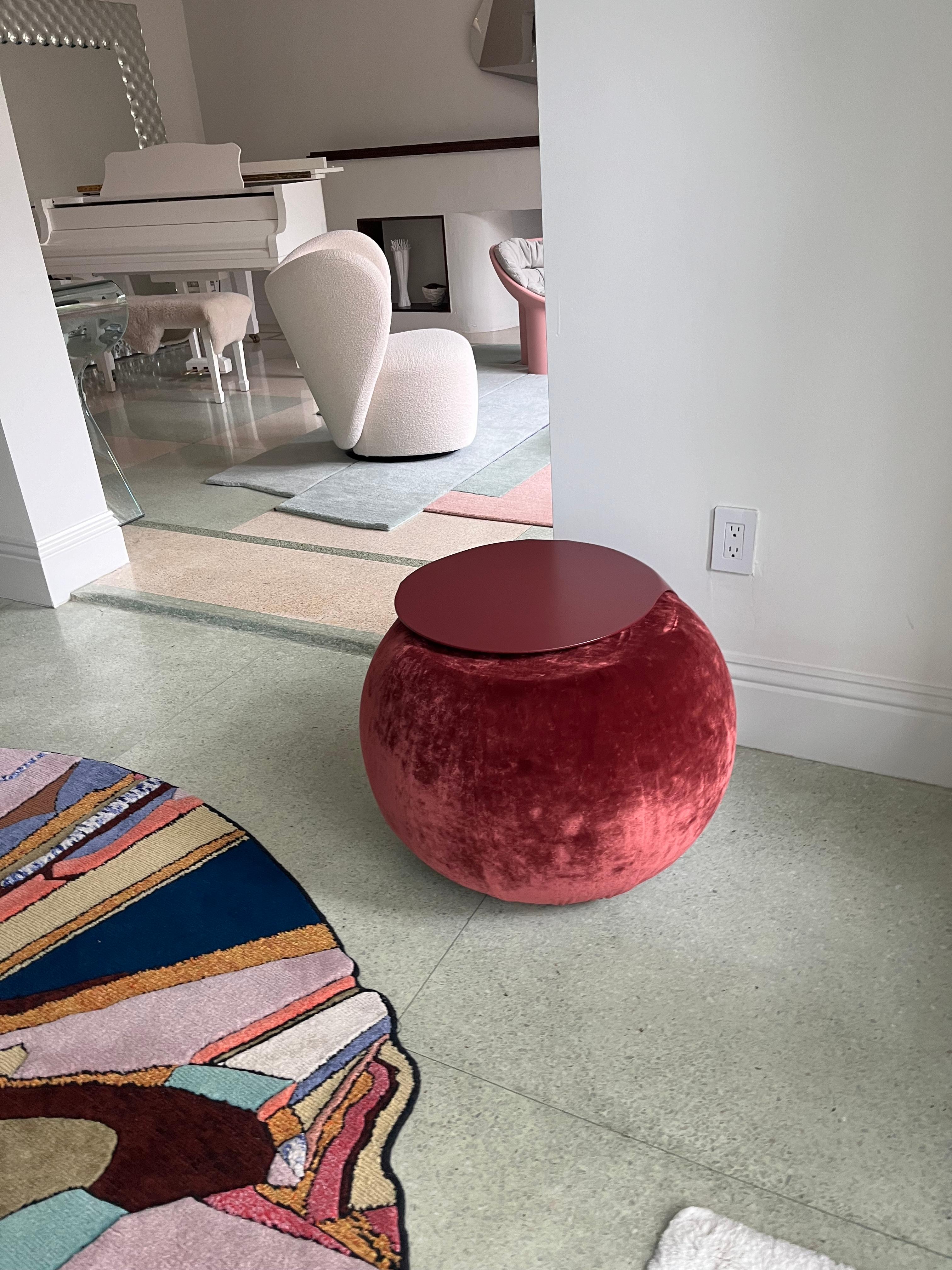 Une table d'appoint avec un petit truc en plus. LORSQUE L'ON A BESOIN D'UN SIÈGE SUPPLÉMENTAIRE OU D'UN POUF, LE POUF TEXTURÉ SE DÉTACHE DE SA BASE MÉTALLIQUE ÉLÉGANTE.
17