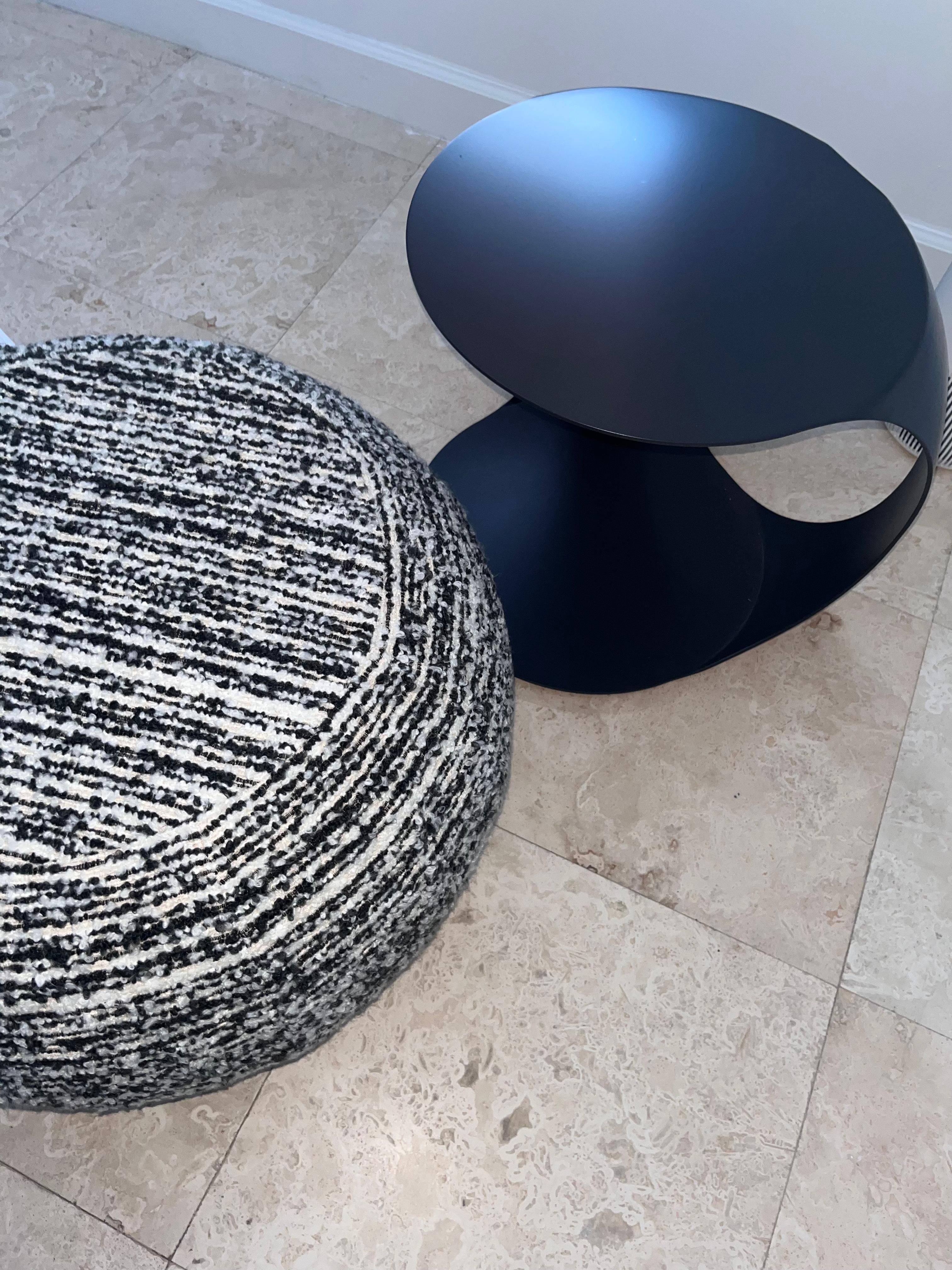 Une table d'appoint avec un petit truc en plus. LORSQUE L'ON A BESOIN D'UN SIÈGE SUPPLÉMENTAIRE OU D'UN POUF, LE POUF TEXTURÉ SE DÉTACHE DE SA BASE MÉTALLIQUE ÉLÉGANTE.
17