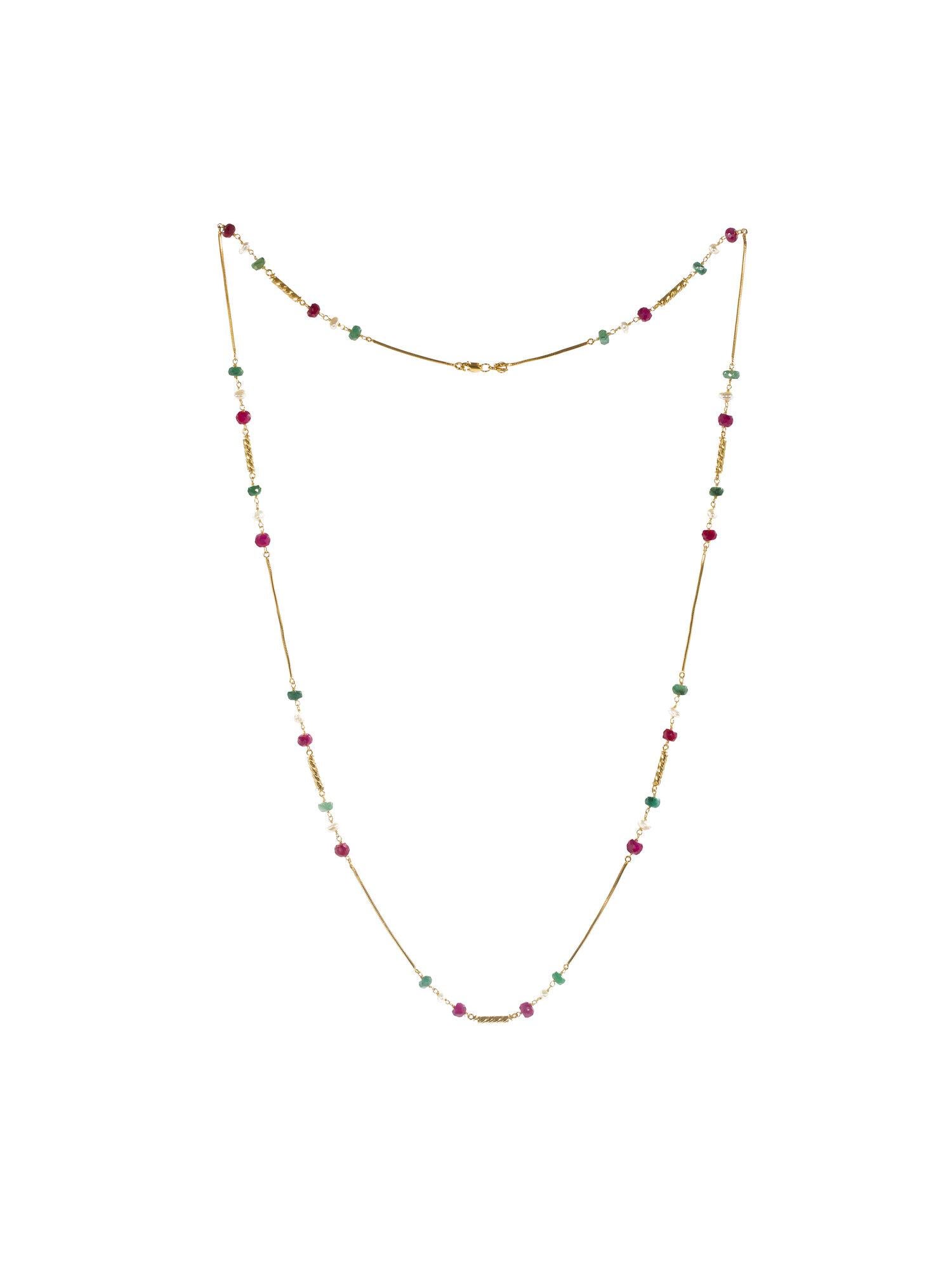 Halskette aus 18/22 Karat Gold, zart verziert mit Perlen, Rubinen und Smaragden. Inspiriert von den Farben des traditionellen Beduinenschmucks, ist Marriyeh eine Hommage an die Mütter unserer Nation.

