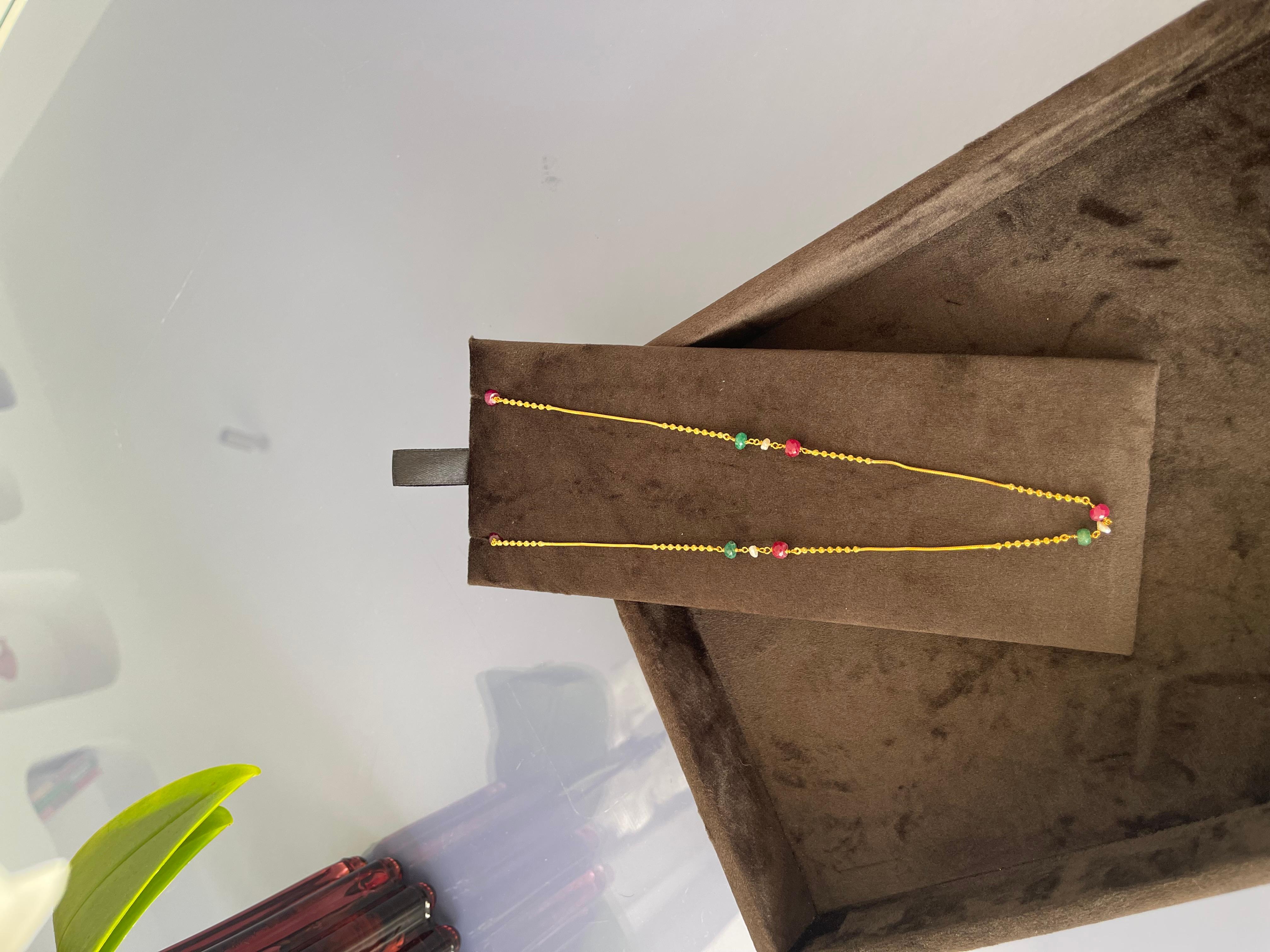 Marriyeh 22 Karat Gelbgold Kette Halskette mit 5 Karat mehrfarbigen Steinen (Cabochon) im Angebot