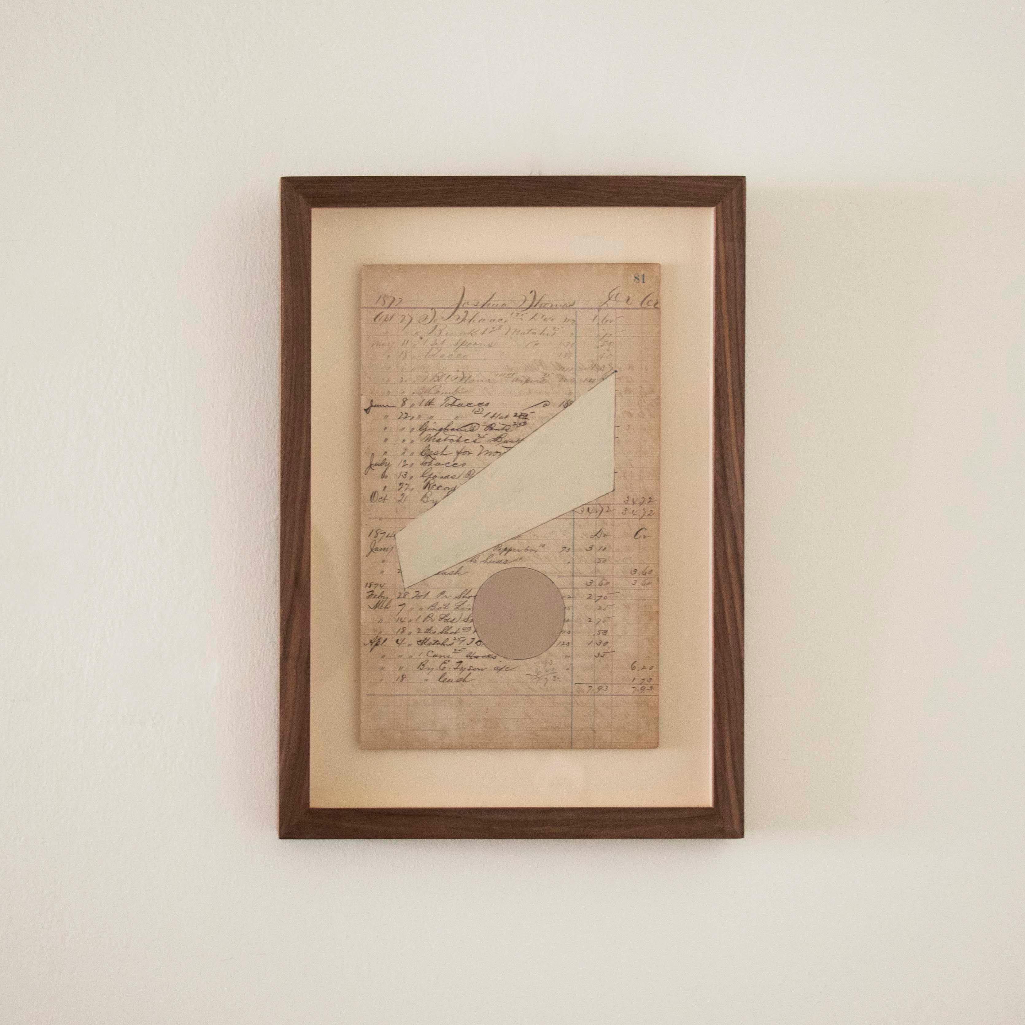 Bellissimo dipinto in acrilico su carta del 1800 dell'artista contemporaneo Afsoon Thayer. Disegno astratto dipinto con colori neutri su un libro mastro di un negozio generale inglese del 1800. Ogni pezzo è unico e irripetibile. Incorniciato a nuovo