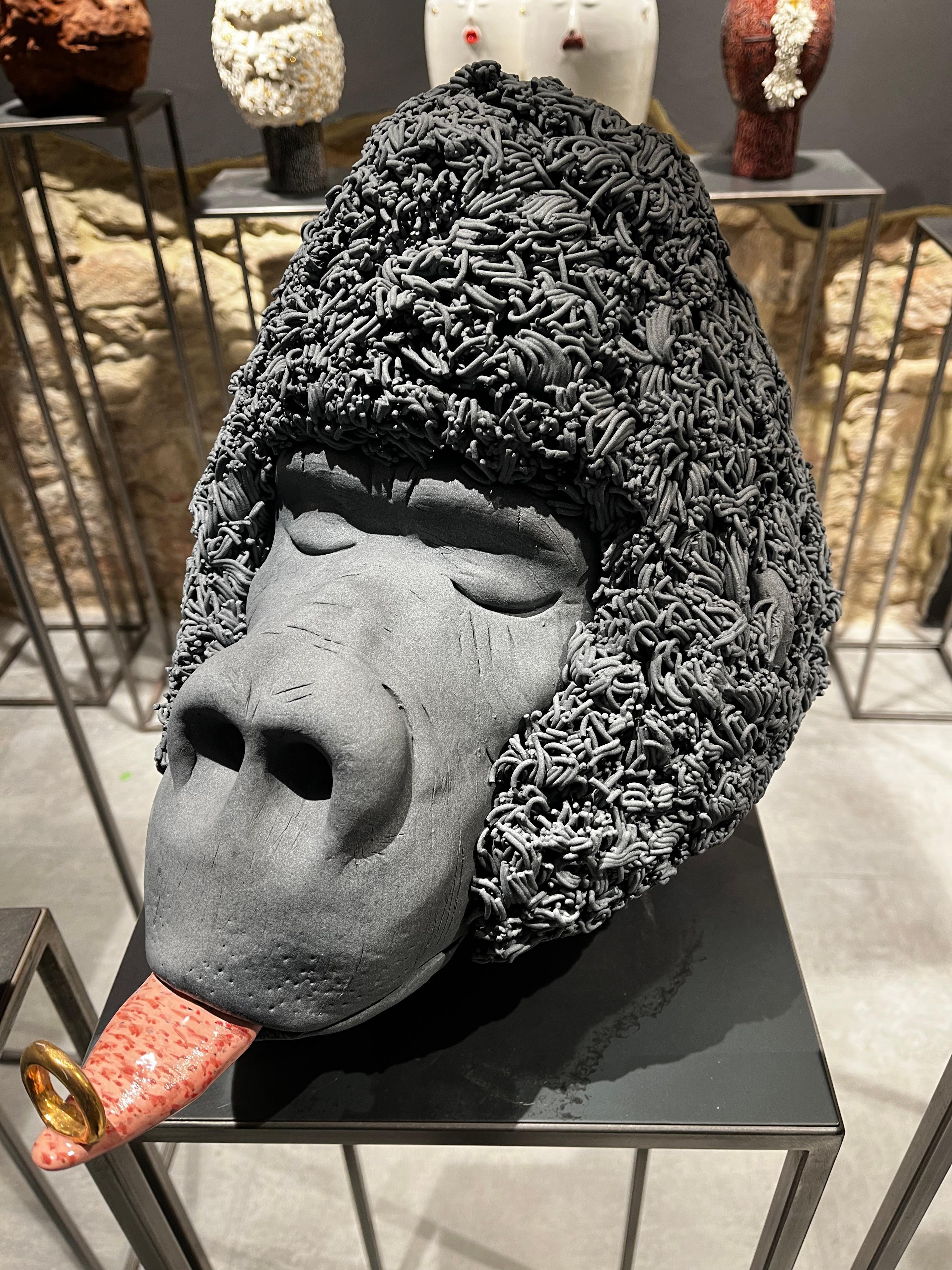 Marry Me Gorilla, Tafelaufsatz aus Keramik, handgefertigt in Italien ohne Form, 2023 (Moderne) im Angebot