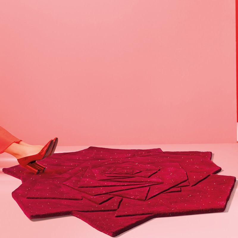 Dieser atemberaubende rote Marry Me-Teppich mit seiner üppigen Rosensilhouette und dem herrlichen geometrischen Blütenblattmuster ist eine bezaubernde Erklärung leidenschaftlicher Liebe. Dieses exklusive Stück, das vollständig aus schillerndem