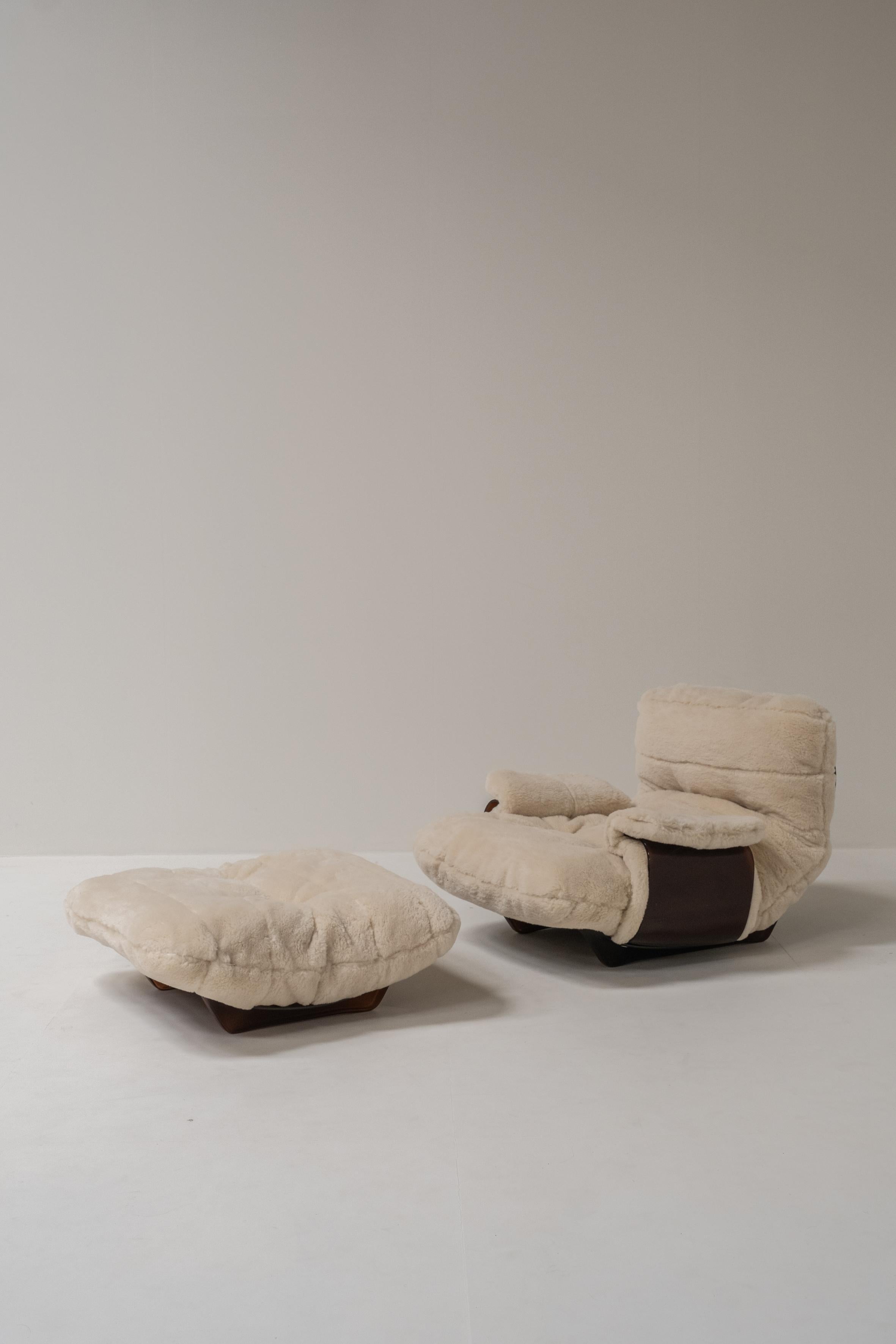 Marsala 1-Seater with Footrest by Michel Ducaroy for Ligne Roset, France, 1970s

Designed by Michel Ducaroy for Ligne Roset in the 1970s, the Marsala lounge chair with matching footrest is a striking example of French modernist design. Known for his
