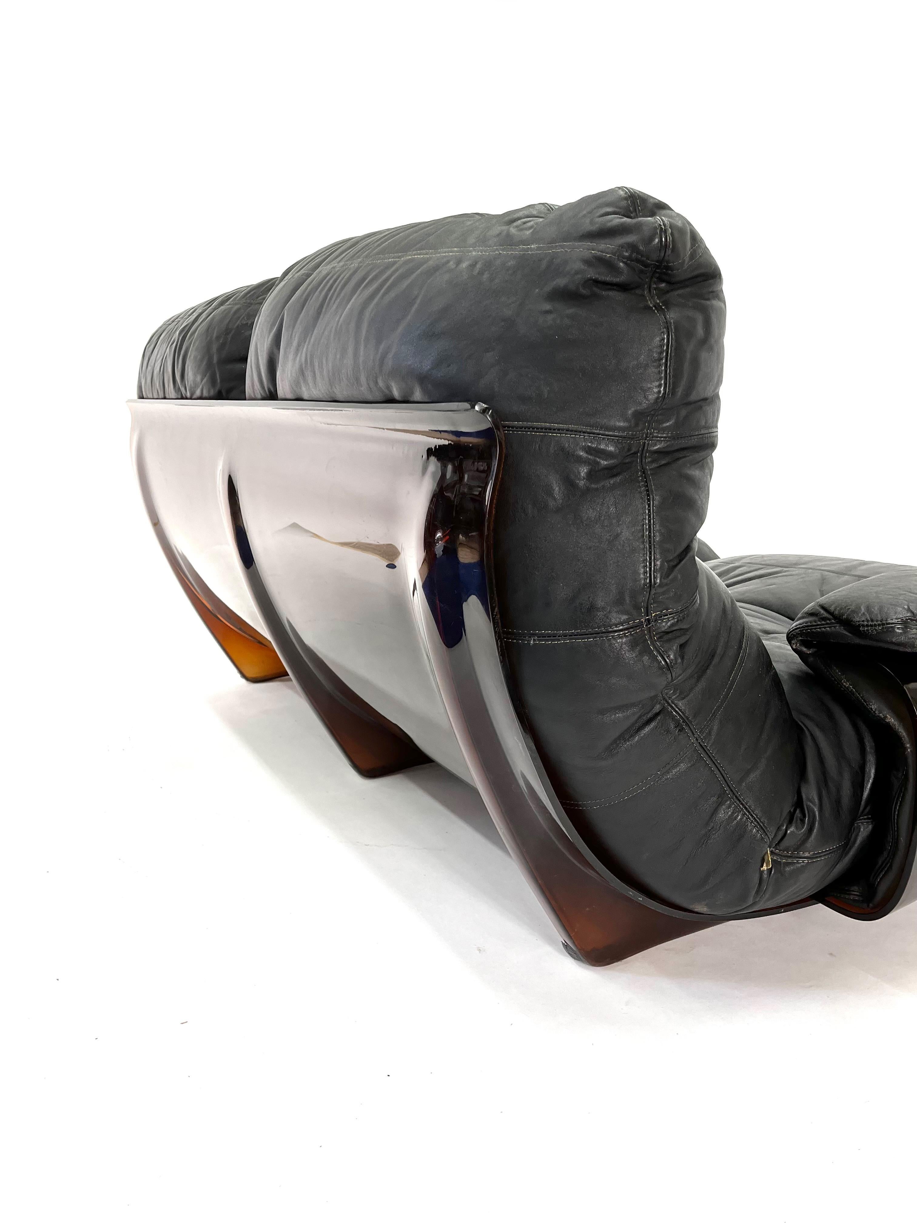 Canapé de salon conçu par Michel Ducaroy, fabriqué par Ligne Roset, France 1970. Il fait partie de la série Marsala et possède une base en plexiglas marron et des coussins en cuir noir très confortables. Canapé de salon très confortable en cuir de