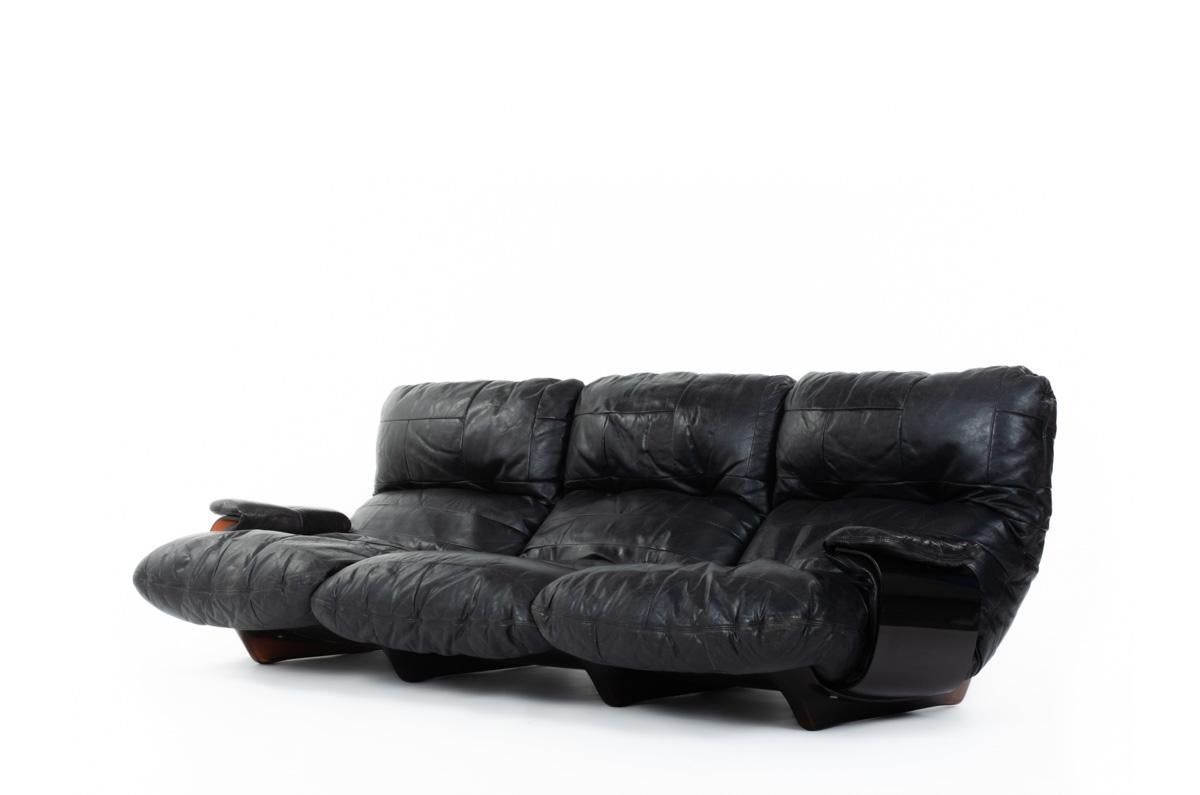 3-seat sofa model Marsala by Michel Ducaroy for Ligne Roset in the seventies
Structure in brown plexiglas, 3 cushions in foam covered with black leather from origin
Very good condition, some trace of time on the structure.