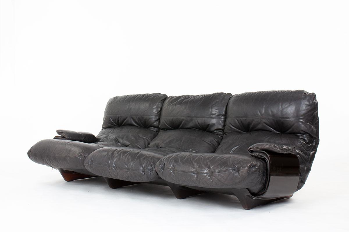 Sofa designed by Michel Ducaroy for Ligne Roset in the seventies
Famous Marsala model 3-seat
Structure in brown plexiglass, cushions in foam covered by black leather
Some traces of use on the structure (see pictures)
