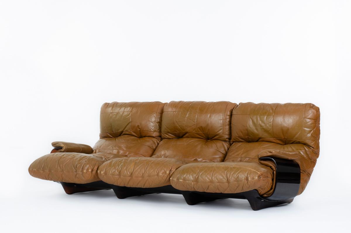 Sofa, entworfen von Michel Ducaroy für Ligne Roset in den siebziger Jahren
Berühmtes Modell Marsala 3-sitzig
Struktur aus braunem Plexiglas, Kissen aus Schaumstoff, bezogen mit braunem Leder
Einige Gebrauchsspuren an der Struktur (siehe Bilder)
