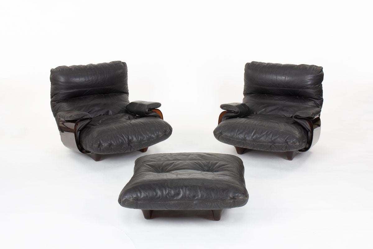 This rare three-piece lounge set—comprising two armchairs and a matching footstool—was designed in 1971 by the renowned French designer Michel Ducaroy for Ligne Roset. It is the iconic Marsala model, a true vintage collectible that is no longer in