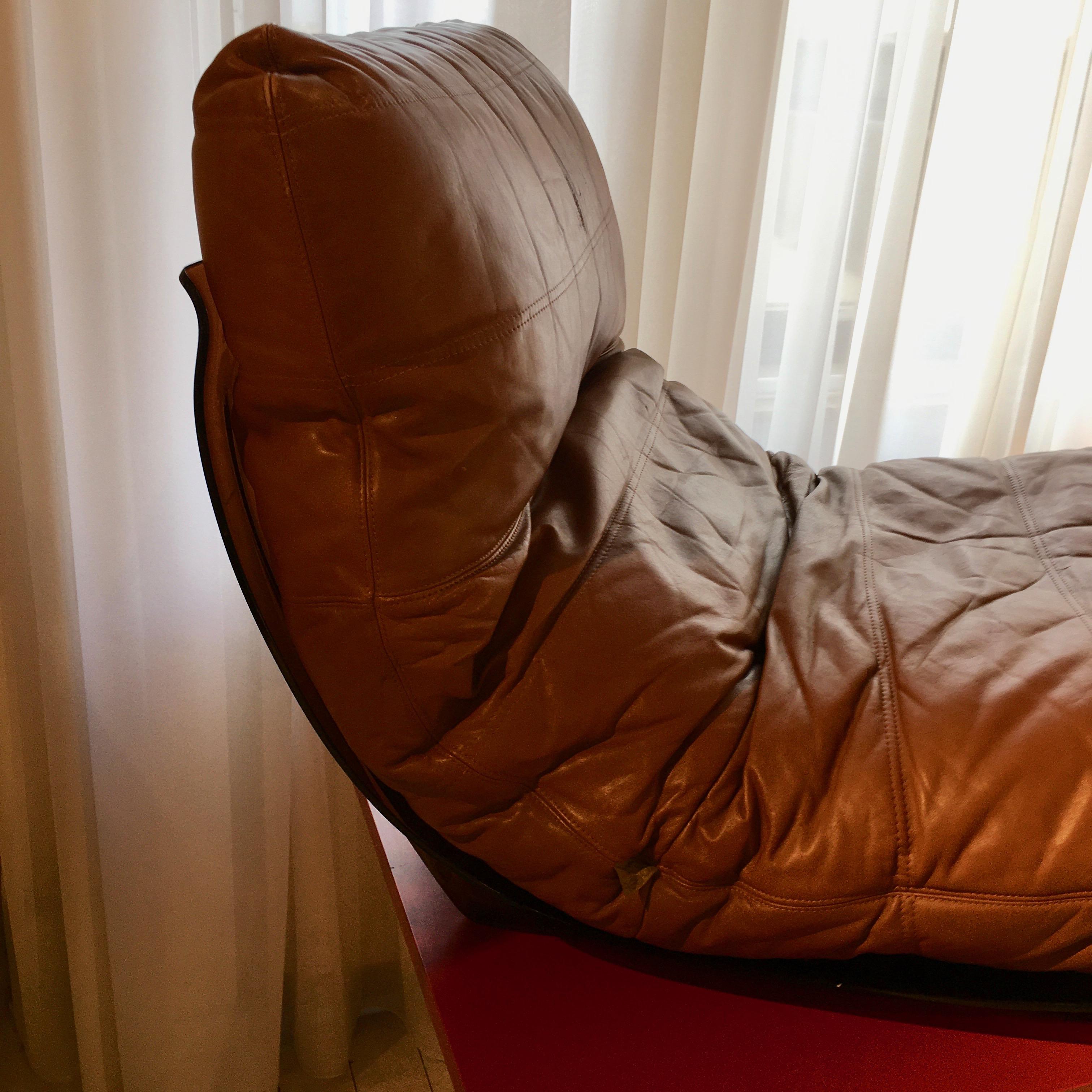 Ultra comfortable chair with a leather cushion resting on a smoked altuglas base.
Labelled Roset, France.
Designed by Michel Ducaroy in the seventies.