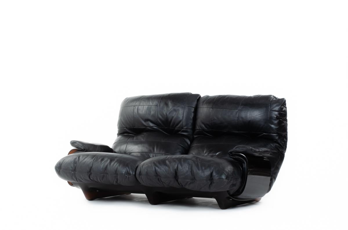 Sofa model Marsala, 2-seats, by Michel Ducaroy for Ligne Roset in the 70s
Structure in plexiglass, cushions, and armrests in foam covered by black leather (from origin)
An iconic piece of design.