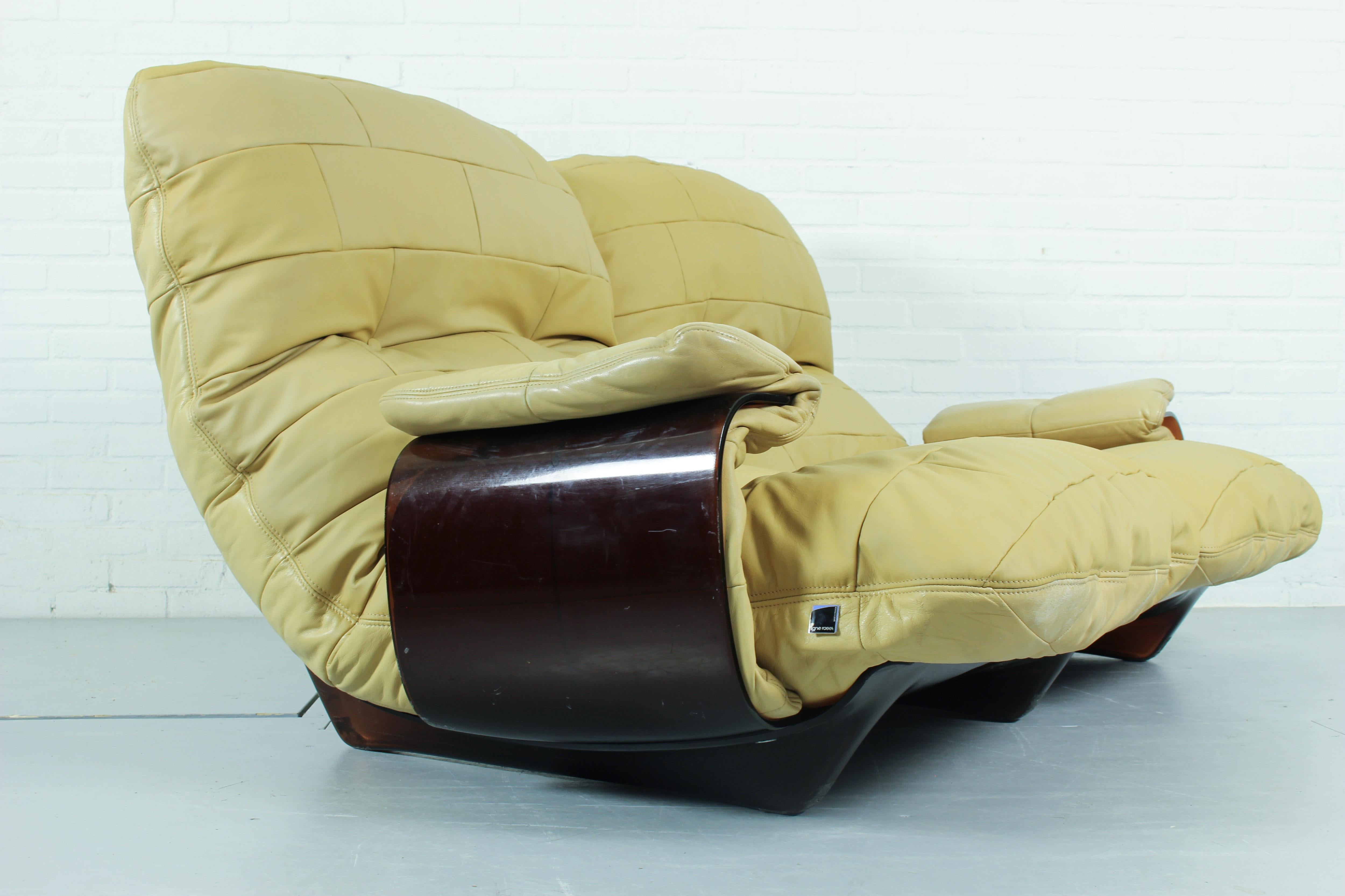 Famous Marsala Sofa von Michel Ducaroy für Ligne Roset, 1970er Jahre. Er besteht aus einer braunen, thermogeformten Plexiglasstruktur, auf der zwei große Schaumstoffkissen liegen, die mit dickem, sandfarbenem Leder bezogen sind. Zwei Armlehnen, die