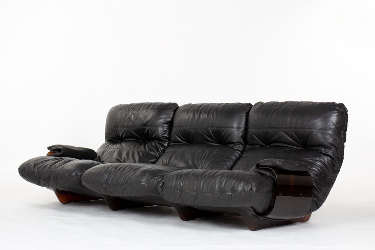 3-seat sofa designed by Michel Ducaroy in the 70s for Ligne Roset
Marsala model
Structure in brown plexiglas, cushions in foam covered by black fabric
Nice patine - Good vintage condition - some traces of time