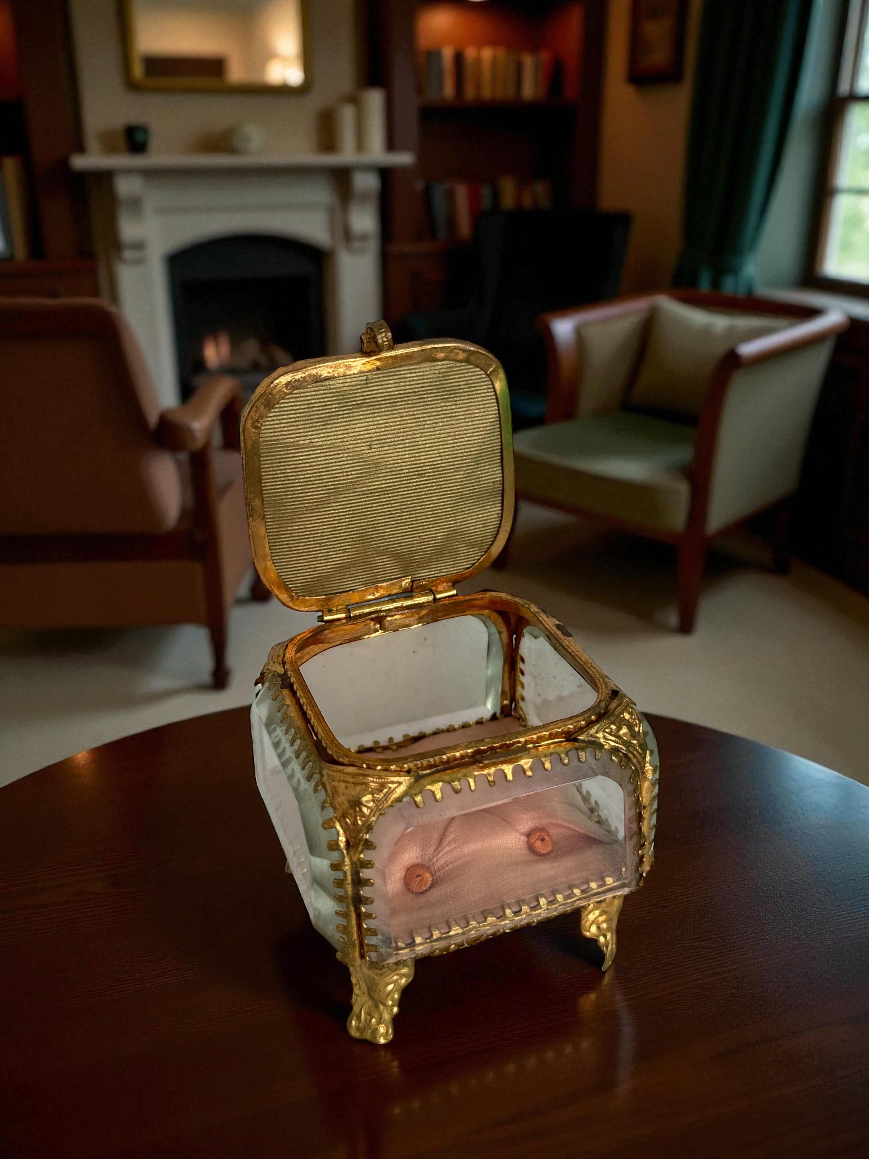 Marseille Antique French Grand Tour Souvenir Casket, Beveled Glass & Eglomise en vente 8