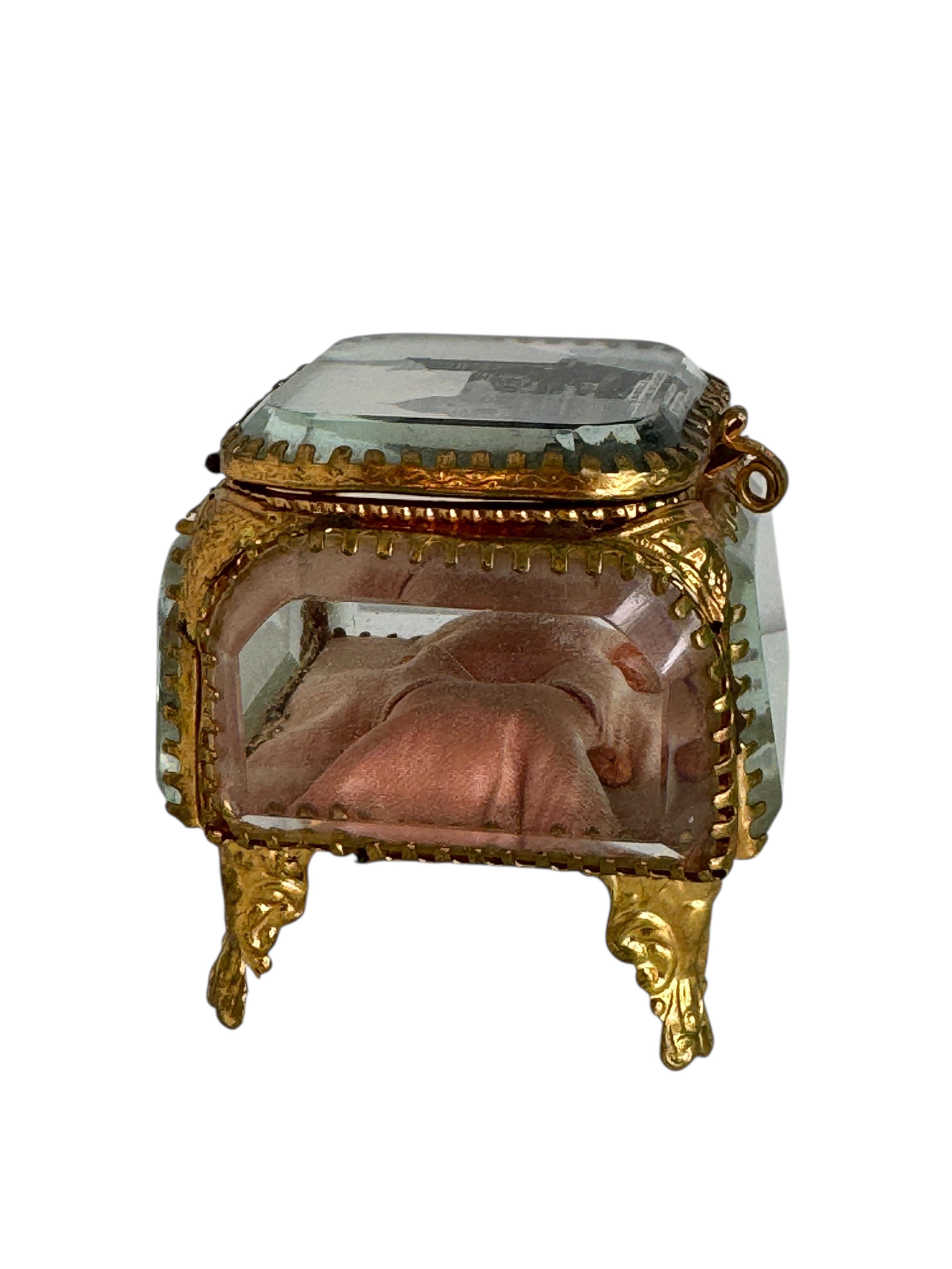Ancien coffret d'églomisé français - Souvenir de France, circa 1900

Un charmant cercueil français ancien, datant d'environ 1900, avec des ferrures en laiton doré et des panneaux en verre transparent. Le couvercle à charnière présente un verre