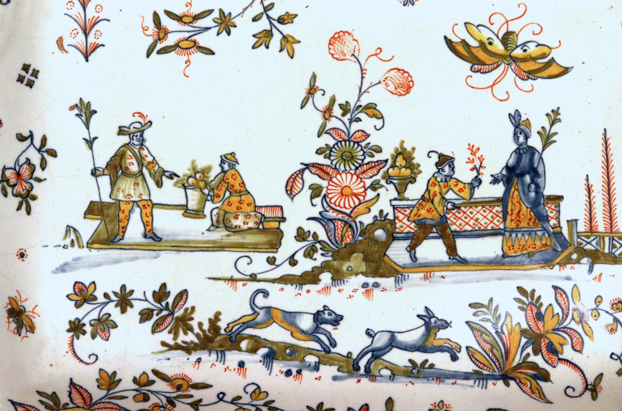 Bandeja con pie de Chinoiserie Faïence de Marsella, atribuida al Taller Leroy Georgiano en venta