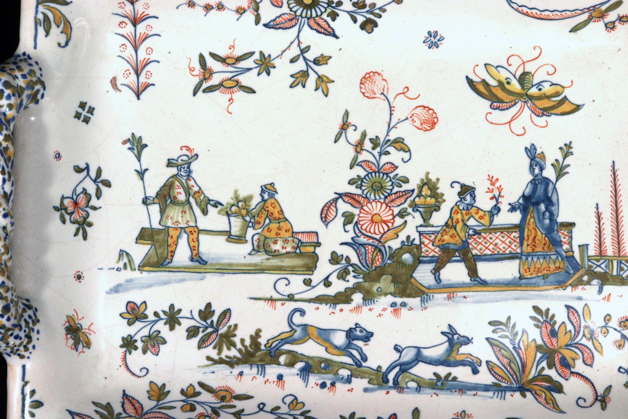 Bandeja con pie de Chinoiserie Faïence de Marsella, atribuida al Taller Leroy en Bueno estado para la venta en Downingtown, PA