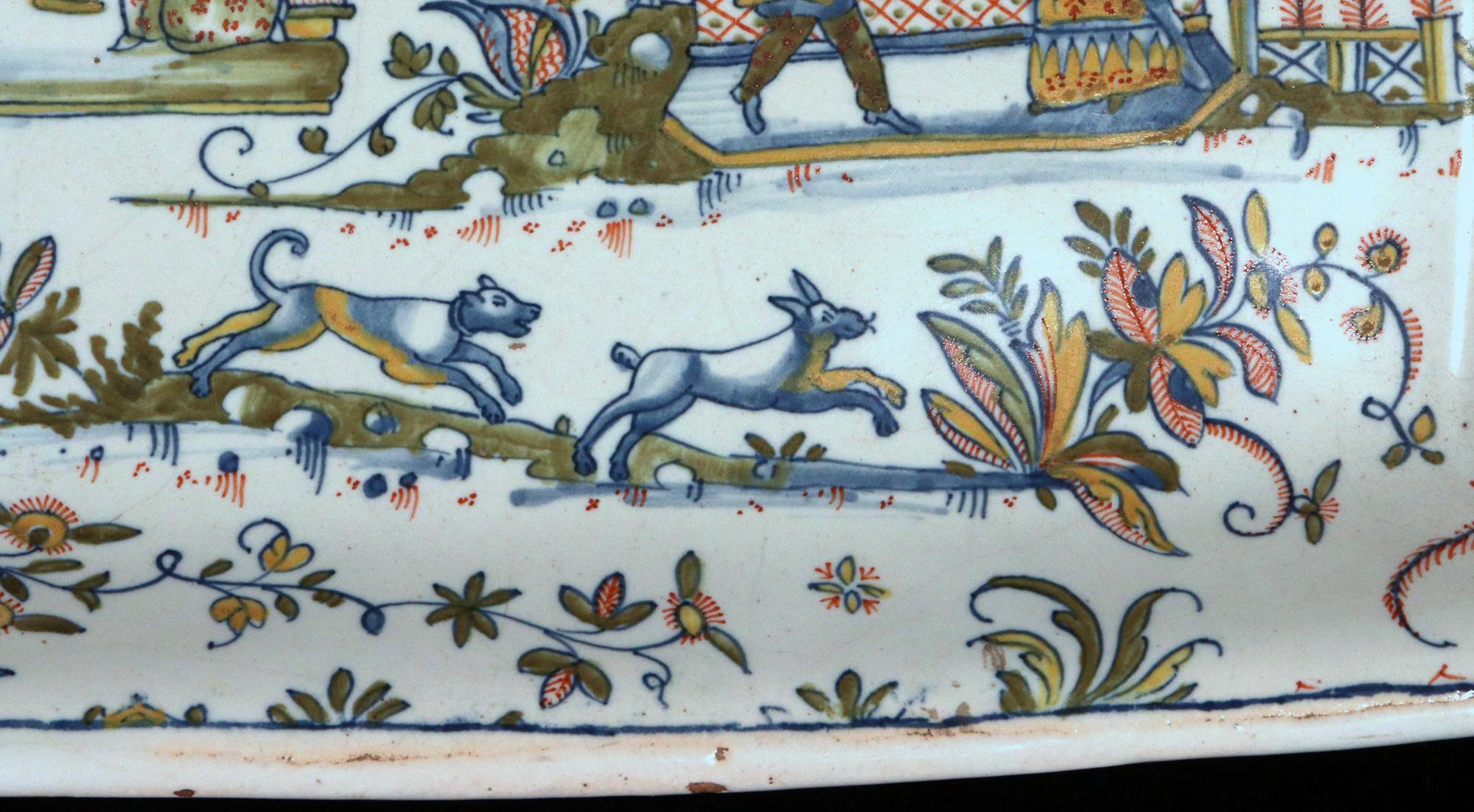 Bandeja con pie de Chinoiserie Faïence de Marsella, atribuida al Taller Leroy siglo XVIII en venta