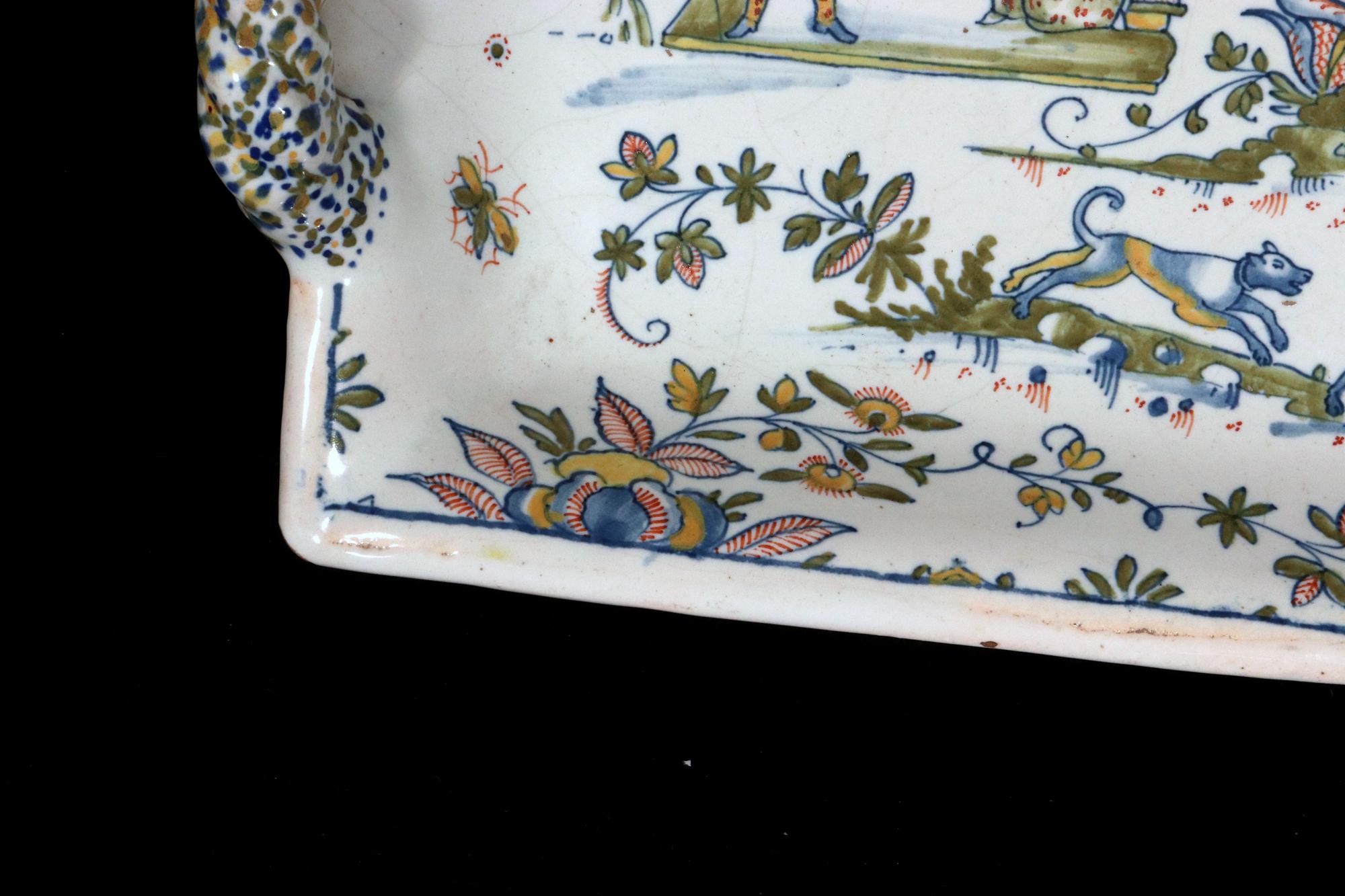 Bandeja con pie de Chinoiserie Faïence de Marsella, atribuida al Taller Leroy en venta 2