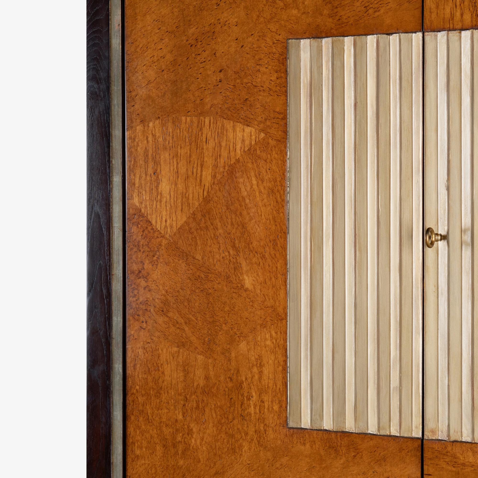 Marseilles-Schrank aus Karelianischer Birke und Nussbaum von Therien für Fournir Collections 5