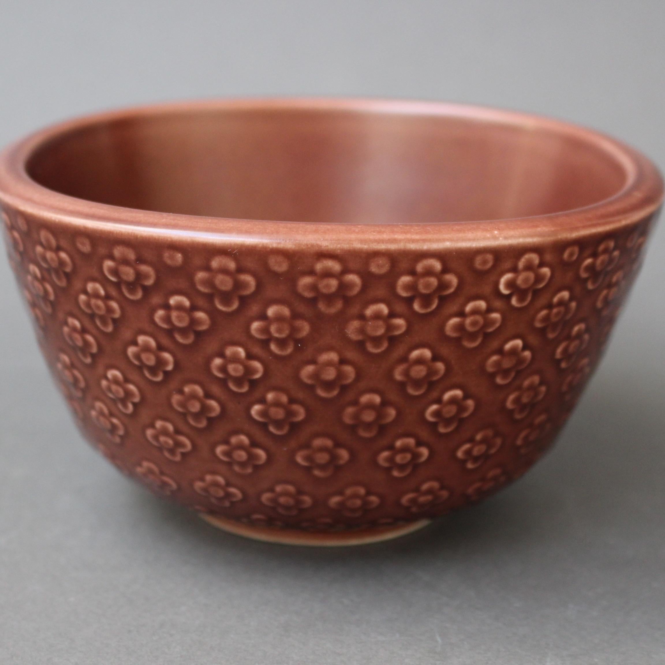 'Marselis' porcelain bowl by Nils Thorsson for Aluminia - Royal Copenhagen (circa 1960s). The bowl has a flower motif in a luscious mahogany brown color, a quintessential example mid-century modernism. In very good vintage condition. Marked: