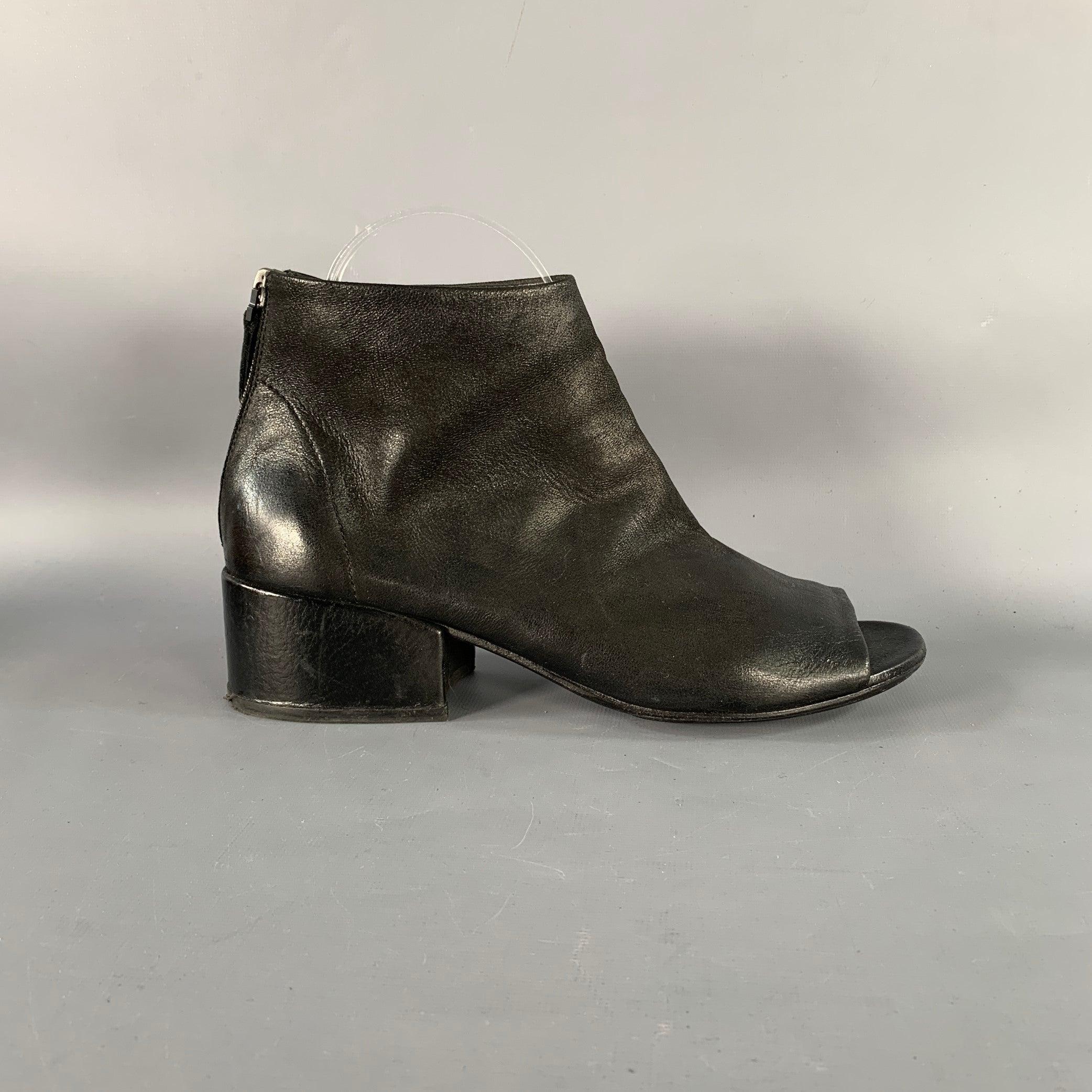 Stivali Marsell
in morbida pelle nera, con stile alla caviglia, punta aperta, tacco a spillo e chiusura con cerniera posteriore. Viene fornito con sacchetto antipolvere. Made in Italy.Ottime condizioni di usato. 

Contrassegnato:   IT 37,5 

Misure: