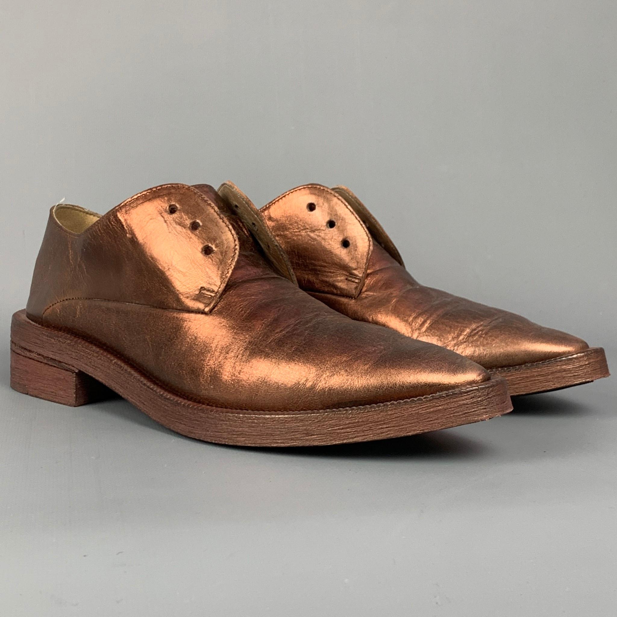 MARSELL flat laces comes in a copper leather featuring a narrow toe, lace up hole details, and a wooden sole. Shoelaces are not included. Made in Italy.

Very Good Pre-Owned Condition.
Marked: EU 37.5

Outsole:

3.75 in. x 11 in. 