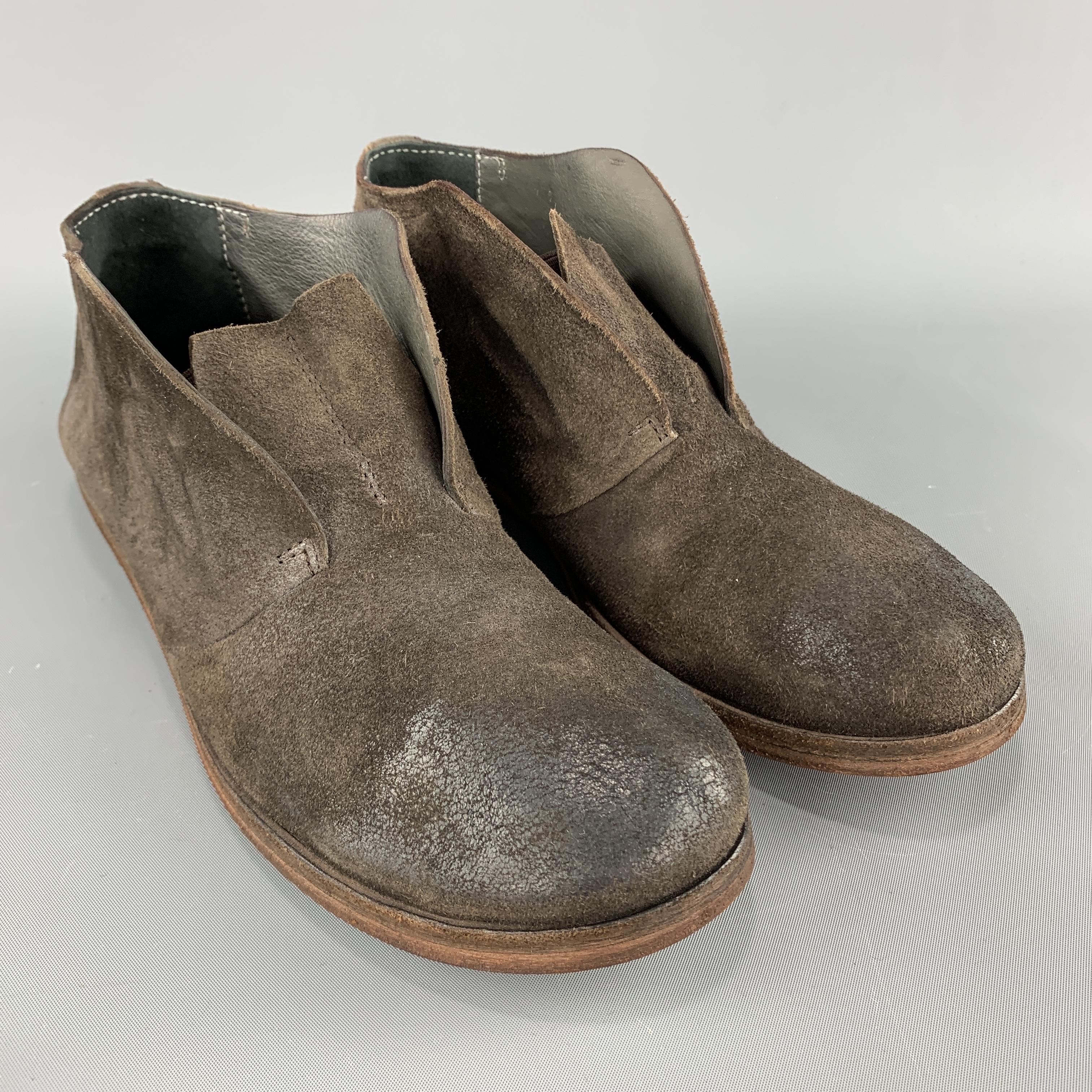 MARSELL Listello 1731 slip on desert boots come in distressed brown suede with a lace-less front tongue closure. 

Excellent Pre-Owned Condition.
Marked: IT 38

Outsole: 10.5 x 3.75 in.