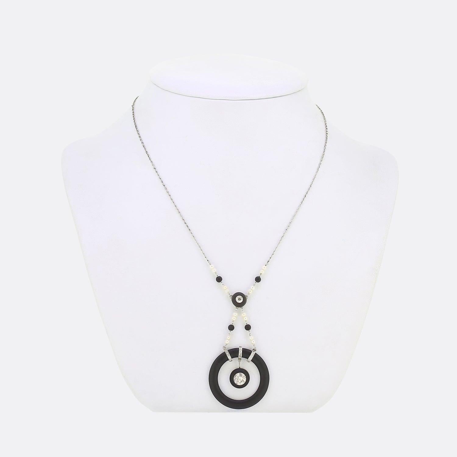 Aquí tenemos un precioso collar Art Déco sin firmar de Marsh & Co. Un marco circular de acero ennegrecido acoge un glorioso diamante redondo facetado de talla antigua. Este conjunto está acentuado por tres canales engastados con diamantes, dos de
