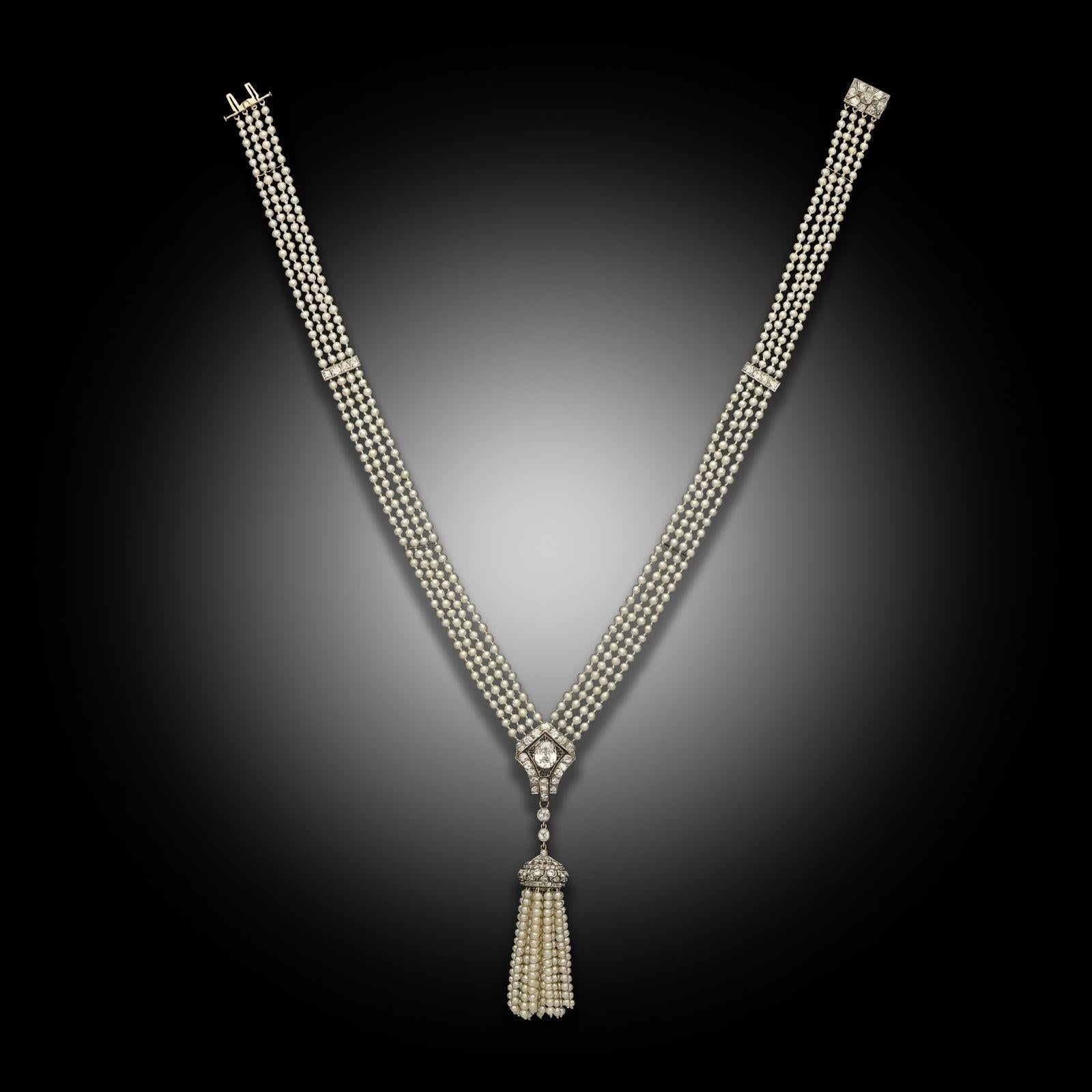 Fabricante:
GT Marsh & Co.
Resumen:
Collar Art Decó de Perlas Naturales y Diamantes
Descripción:
Un collar Art Déco de perlas naturales y diamantes sautoir de Marsh & Co, circa 1925. El collar está engarzado con cuatro filas de pequeñas perlas