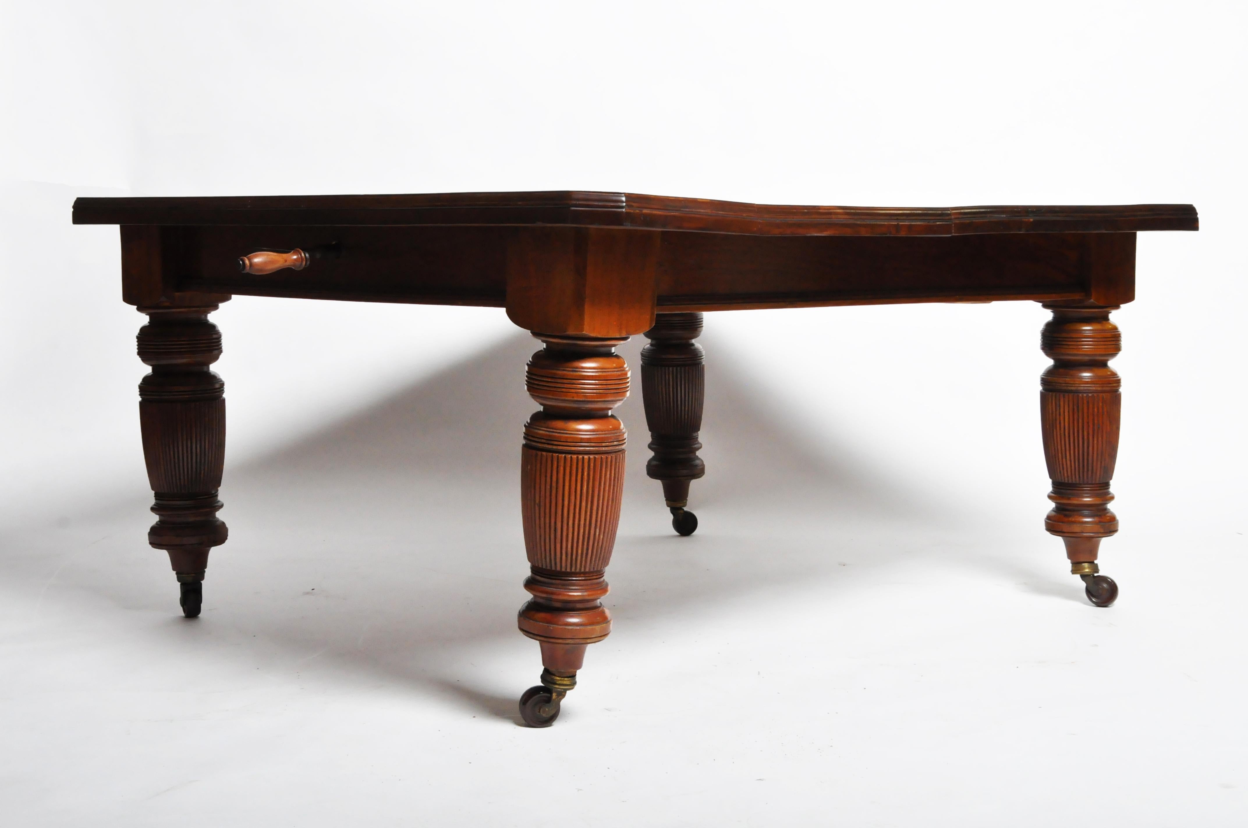 Marsh, Jones, & Cribb Antique Dining Table with Three Leaves In Good Condition In Chicago, IL