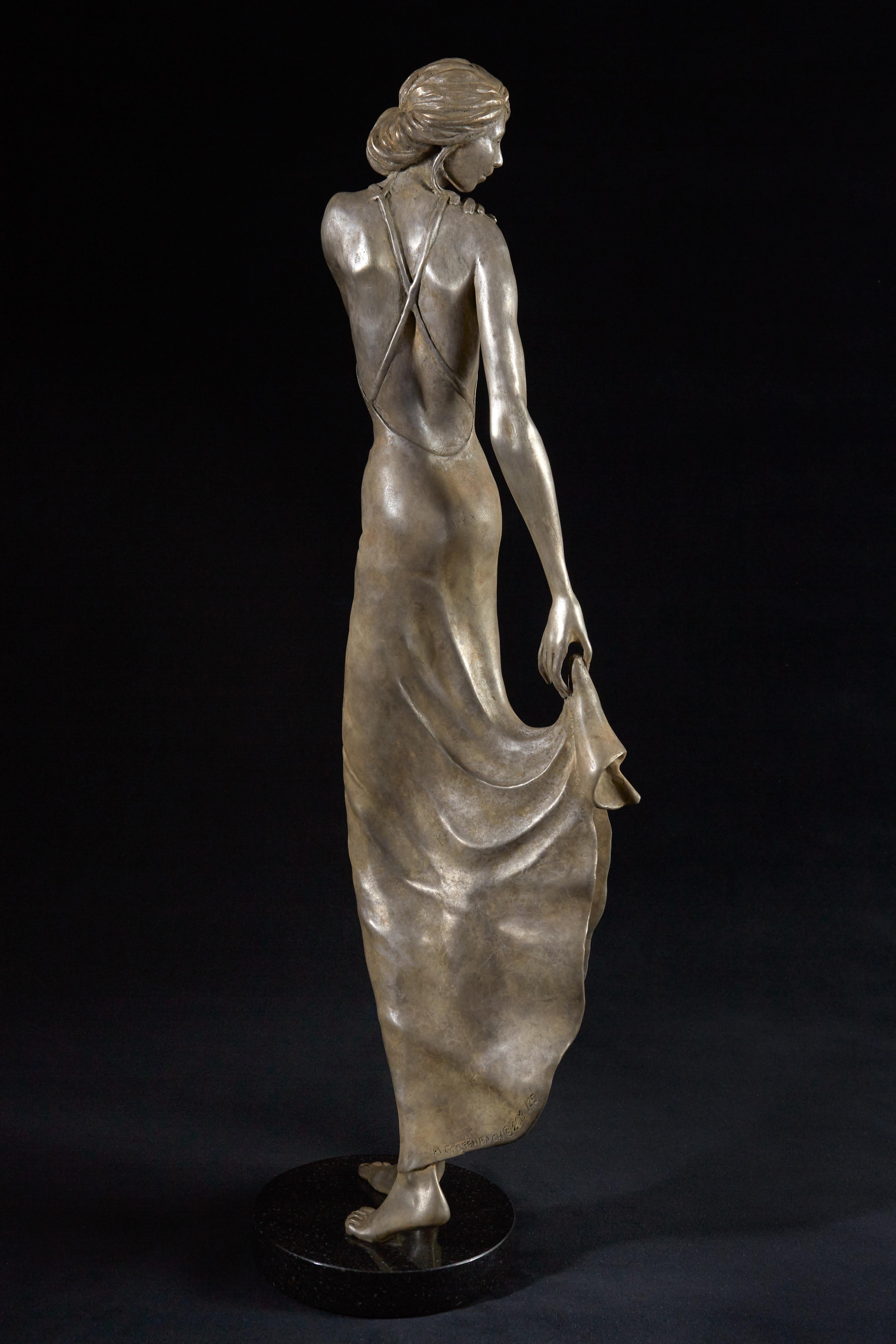Elegancia , Mujer contemporánea bronce. - Sculpture de Marsha Gertenbach