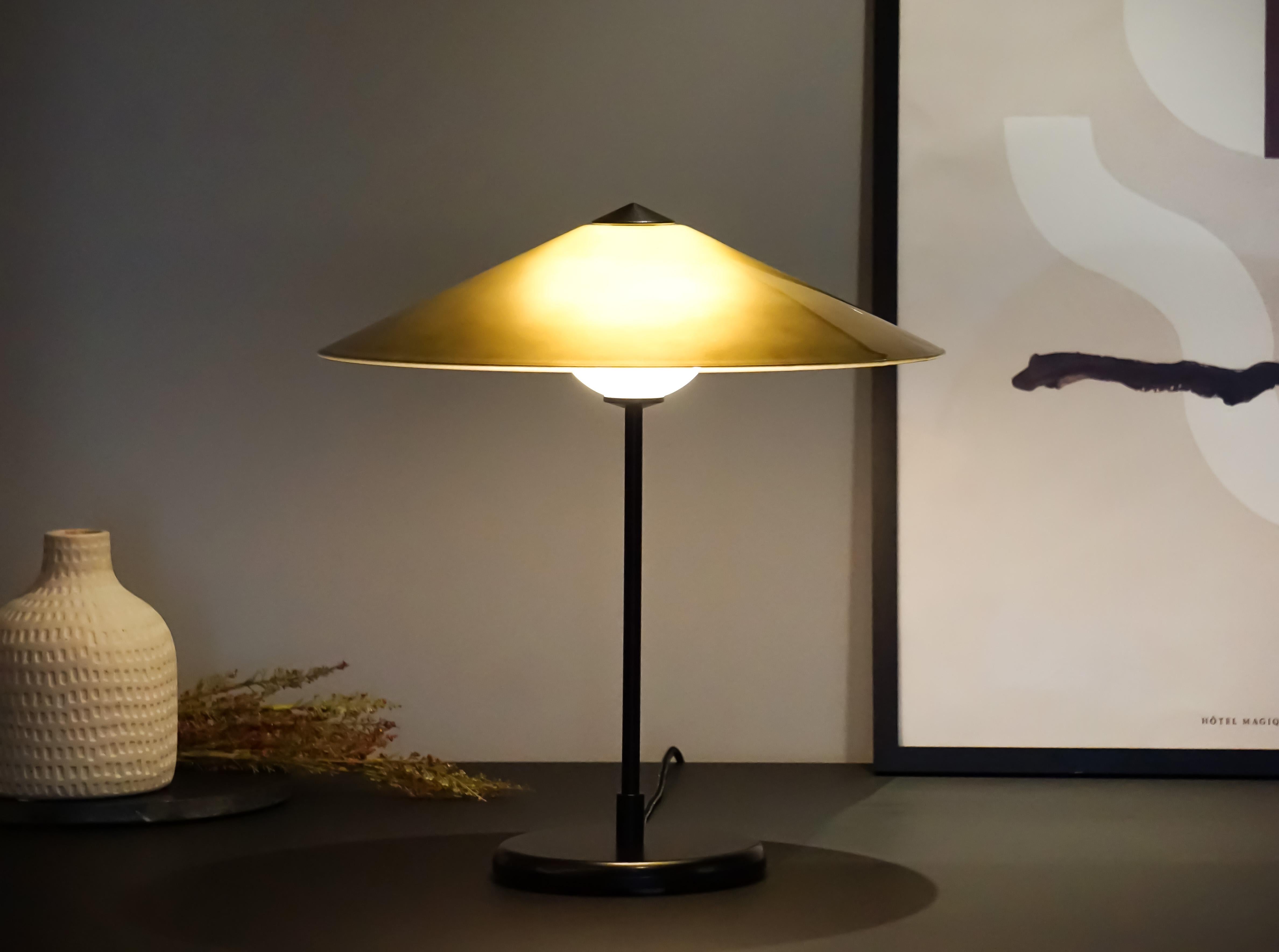 Mid-Century Modern Lampe à poser MARSHA en verre & Greene Greene & Greene Greene et métal poudré noir en vente