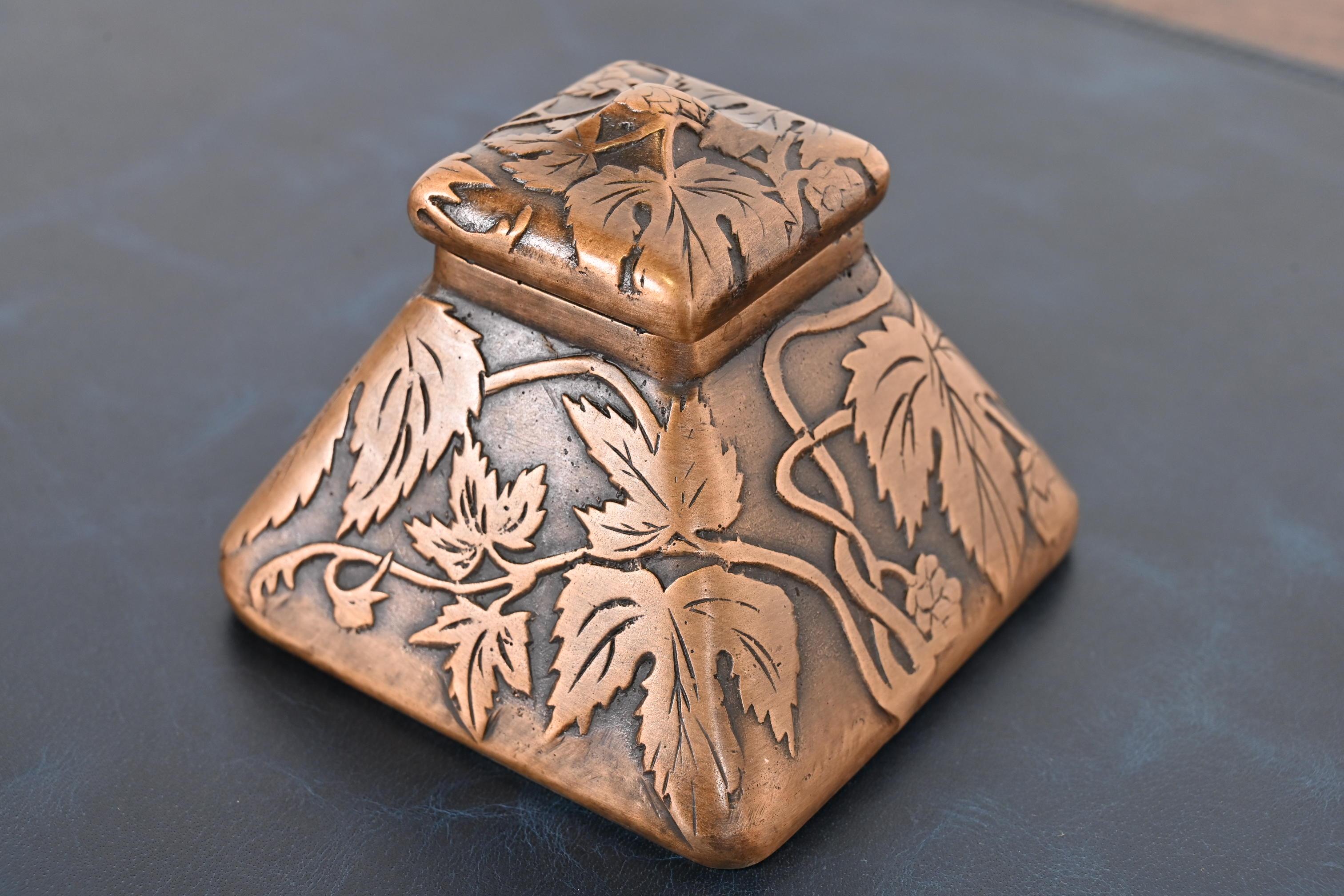 A gorgeous Art Deco or Arts & Crafts period bronze inkwell

In the manner of Tiffany Studios

By Marshall Field & Co. 

USA, Circa 1910

Measures: 4.13