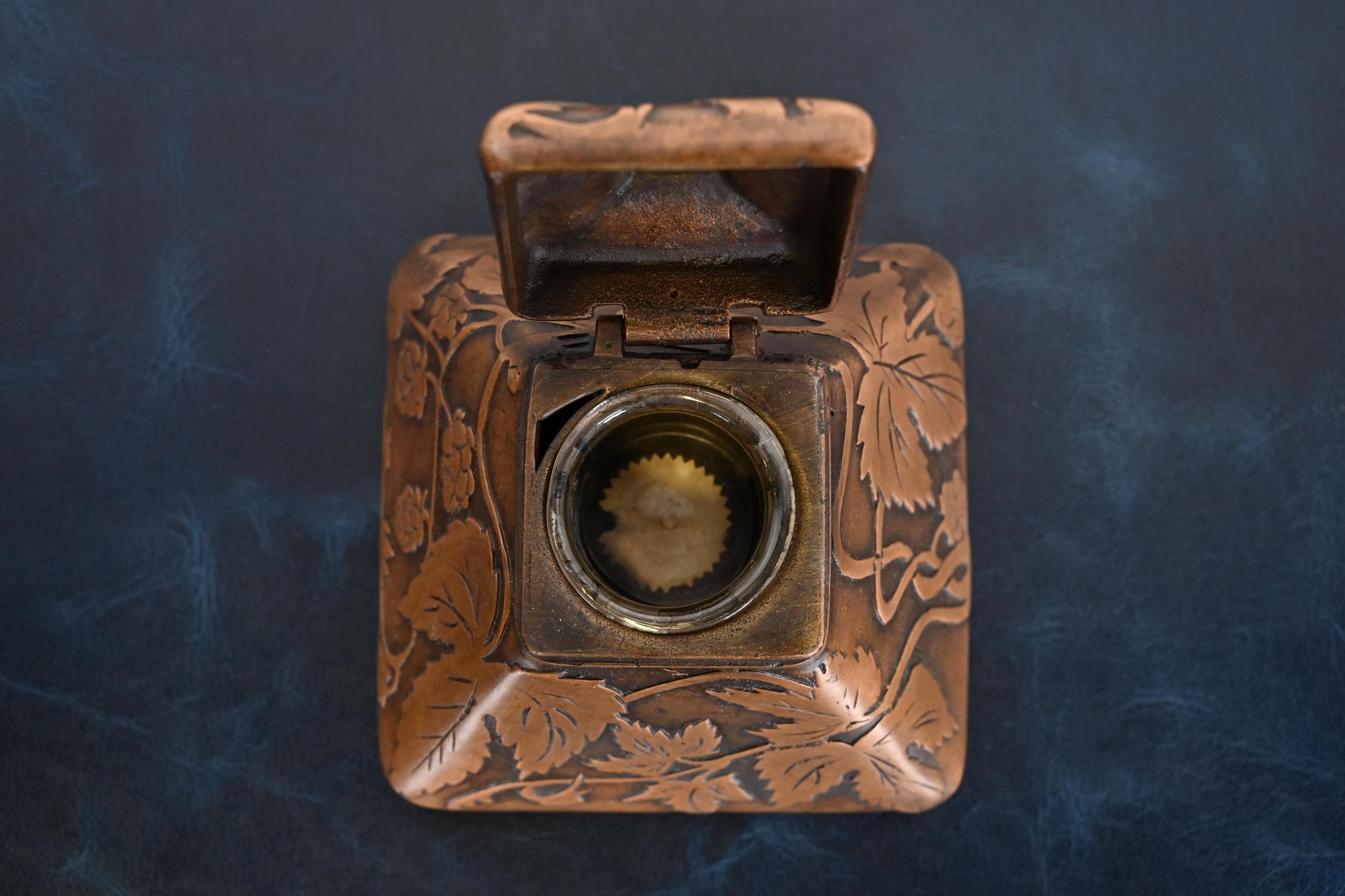 Marshall Field & Co. Antique Floral Ivy Bronze Inkwell, Circa 1910 1