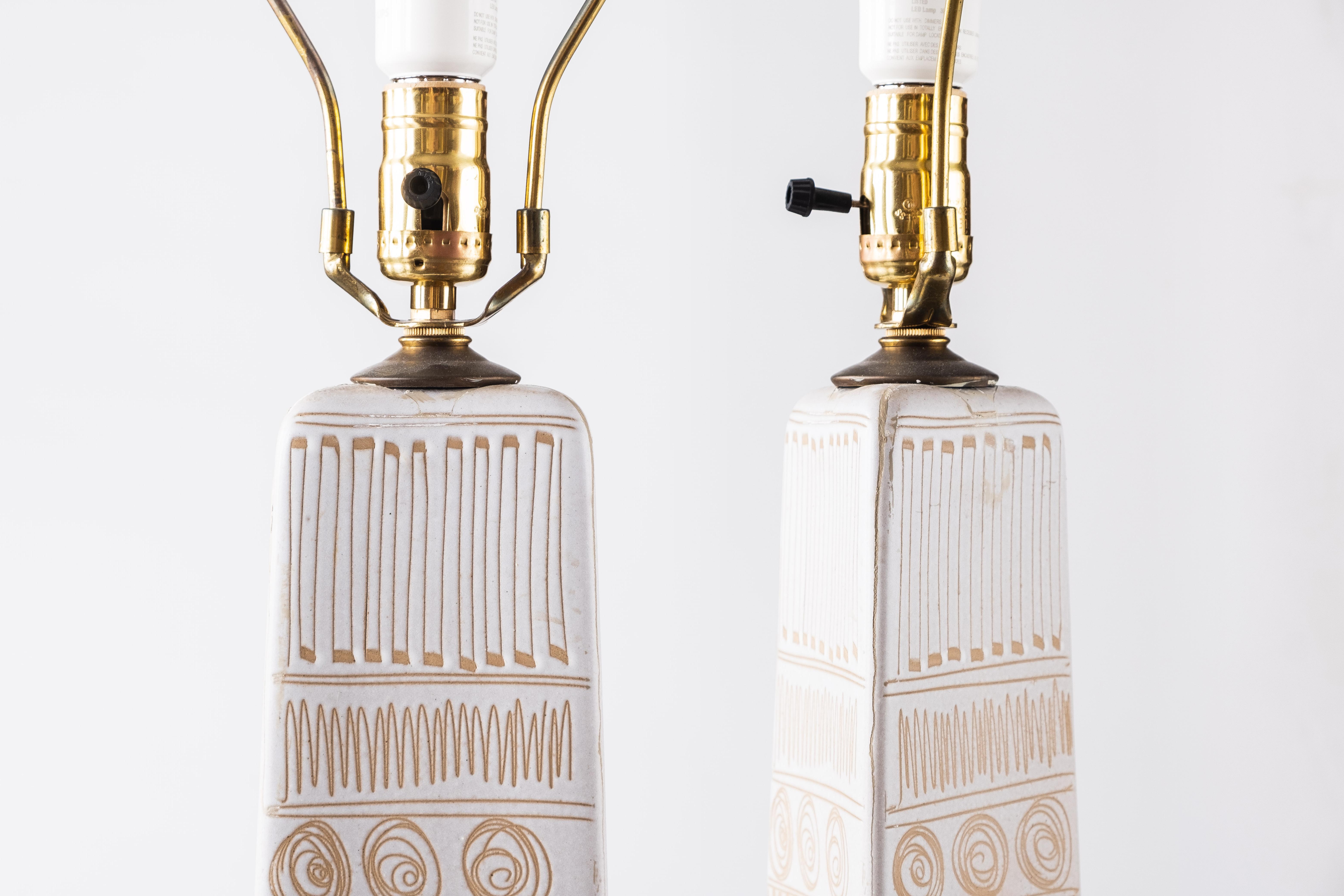 Marshall Studios Martz, dreieckige, eingeschnittene Keramik-Tischlampe aus der Mitte des Jahrhunderts im Angebot 3