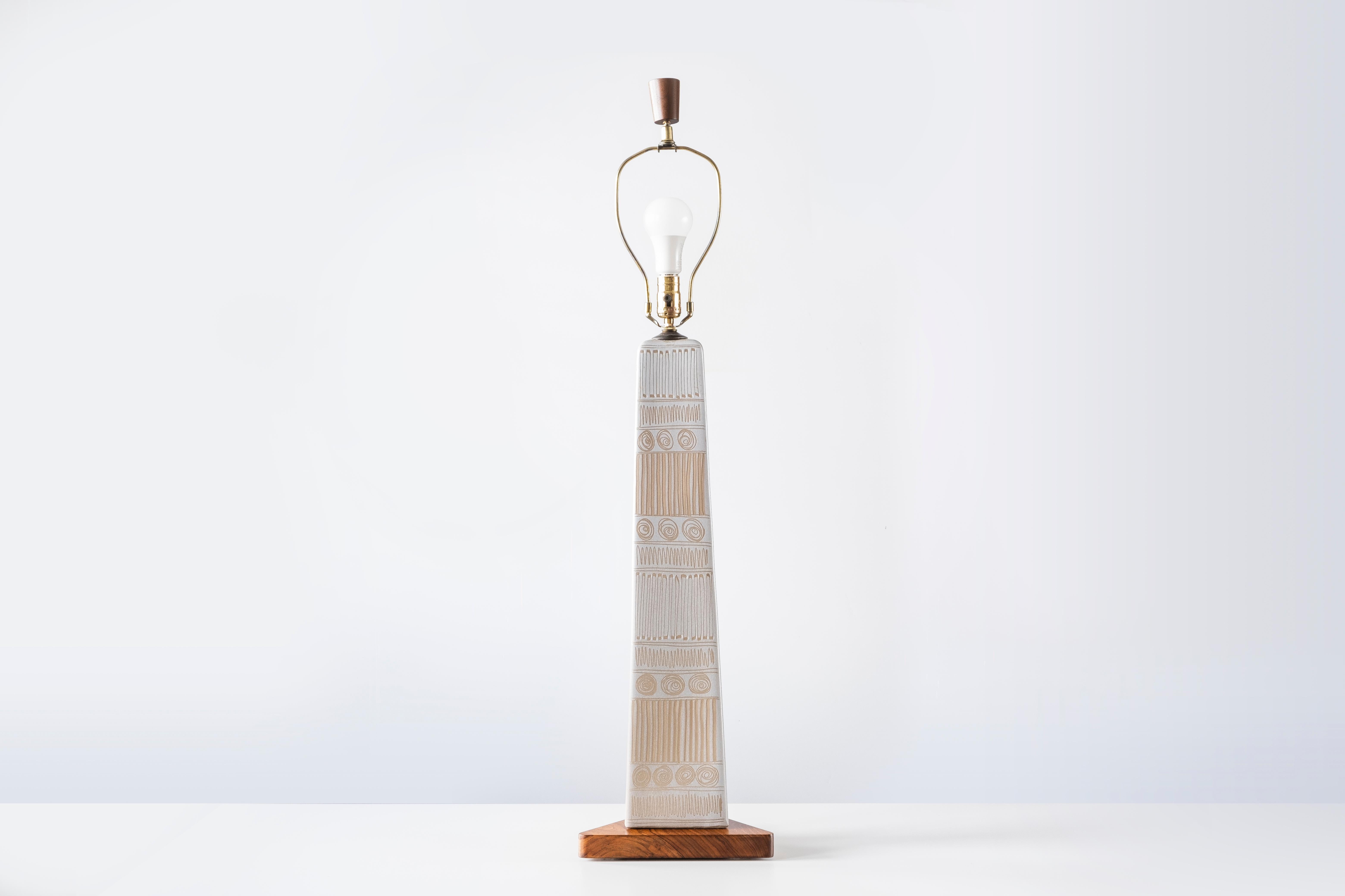Américain Marshall Studios Martz, lampe de bureau triangulaire en céramique incisée du milieu du siècle dernier en vente
