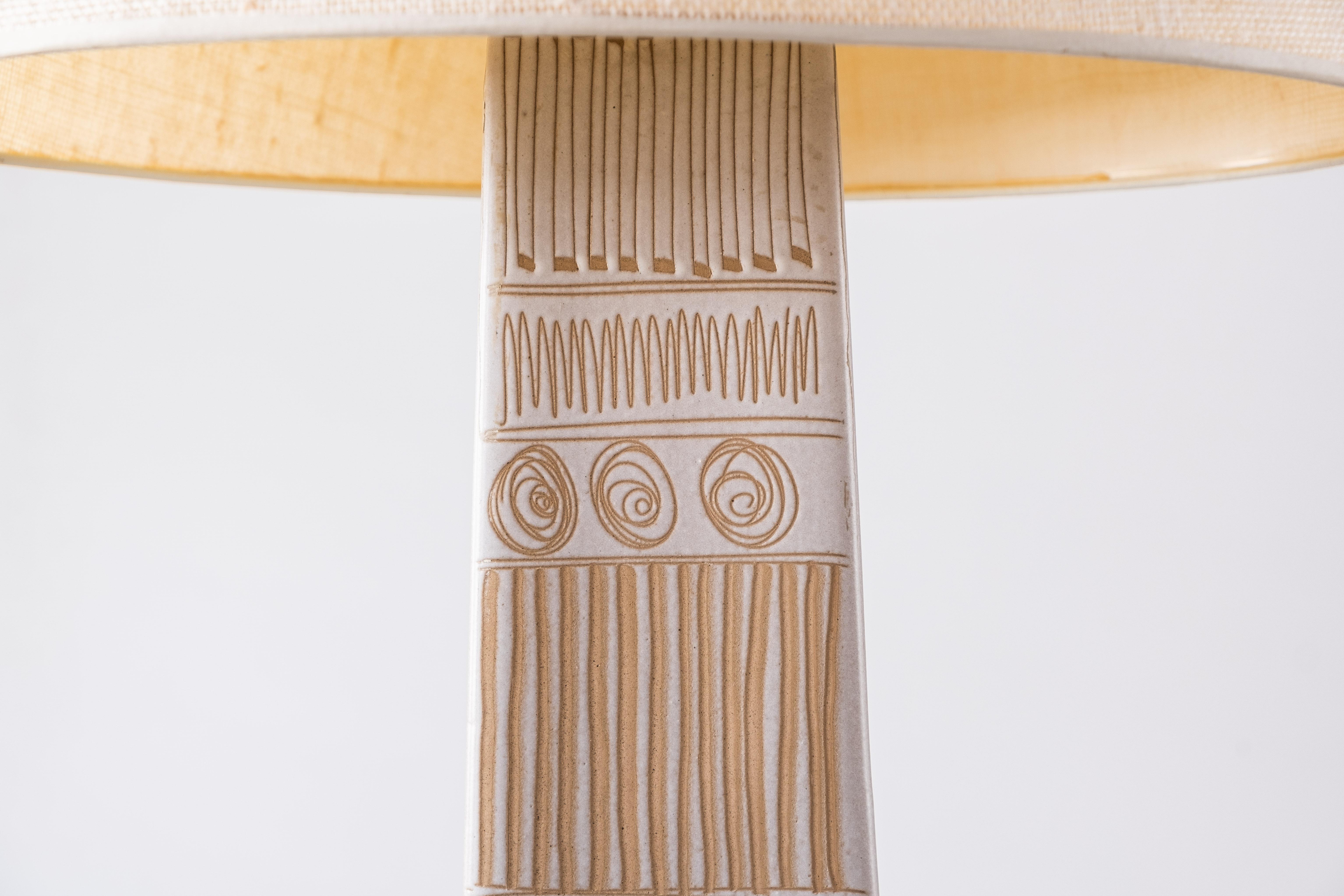 Marshall Studios Martz, dreieckige, eingeschnittene Keramik-Tischlampe aus der Mitte des Jahrhunderts im Zustand „Starke Gebrauchsspuren“ im Angebot in Portland, OR