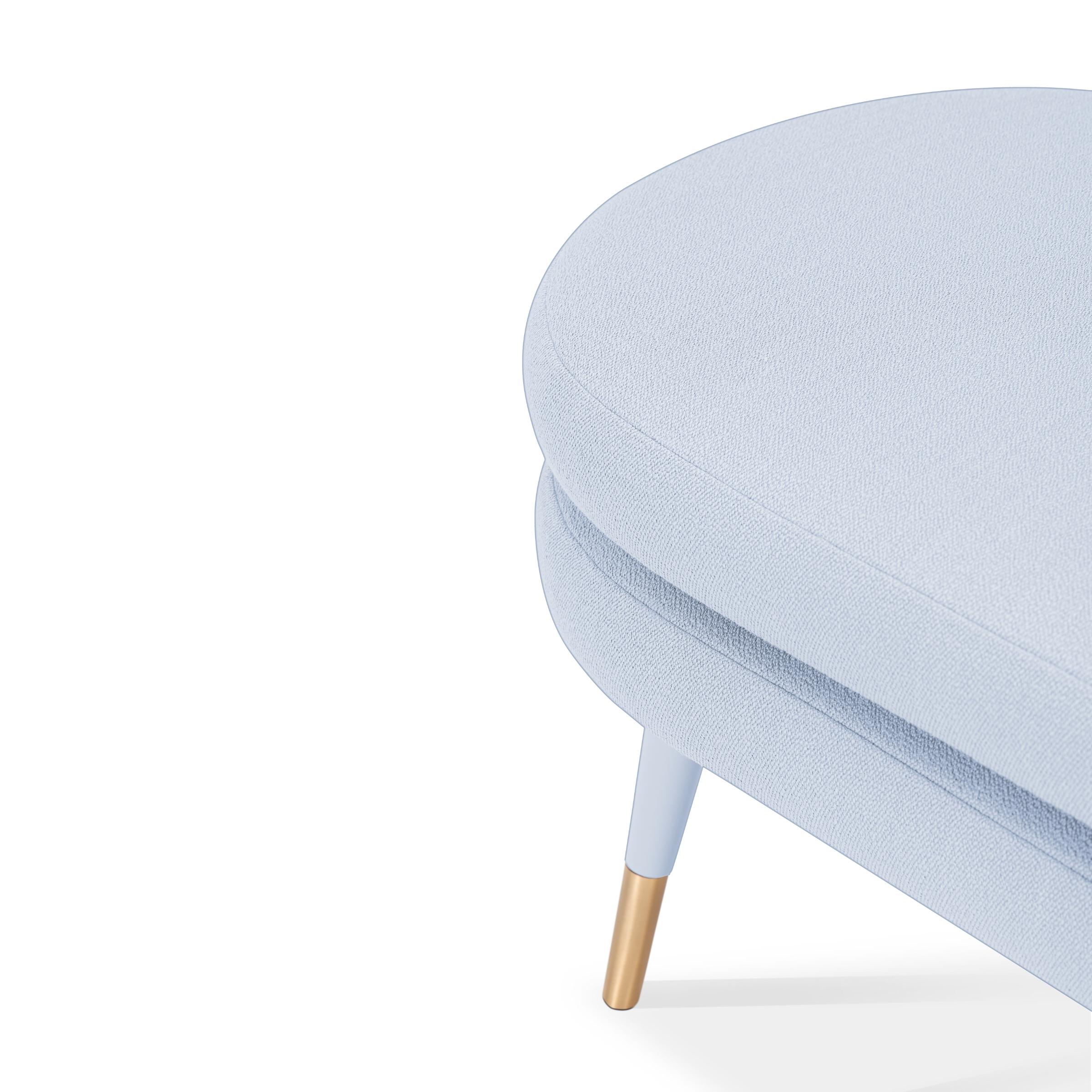 Un nouveau classique qui rappelle les designs classiques éternels.
Le tabouret double en guimauve use et abuse des formes rondes. Le résultat est une pièce très adaptable qui s'adapte à toutes les ambiances et devient intemporelle.

