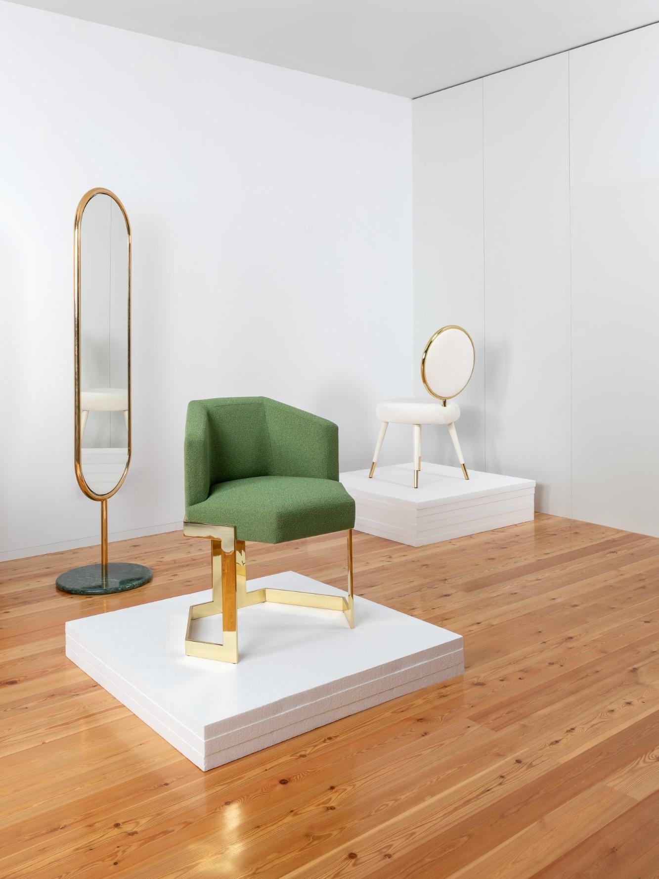 La lampada da terra Marshmallow è la lampada perfetta per il tuo angolo lettura.
L'intelligente e curiosa lampada da terra Marshmallow presenta un paralume arrotondato e un elegante braccio che poggia su una base rotonda in marmo. È il complemento