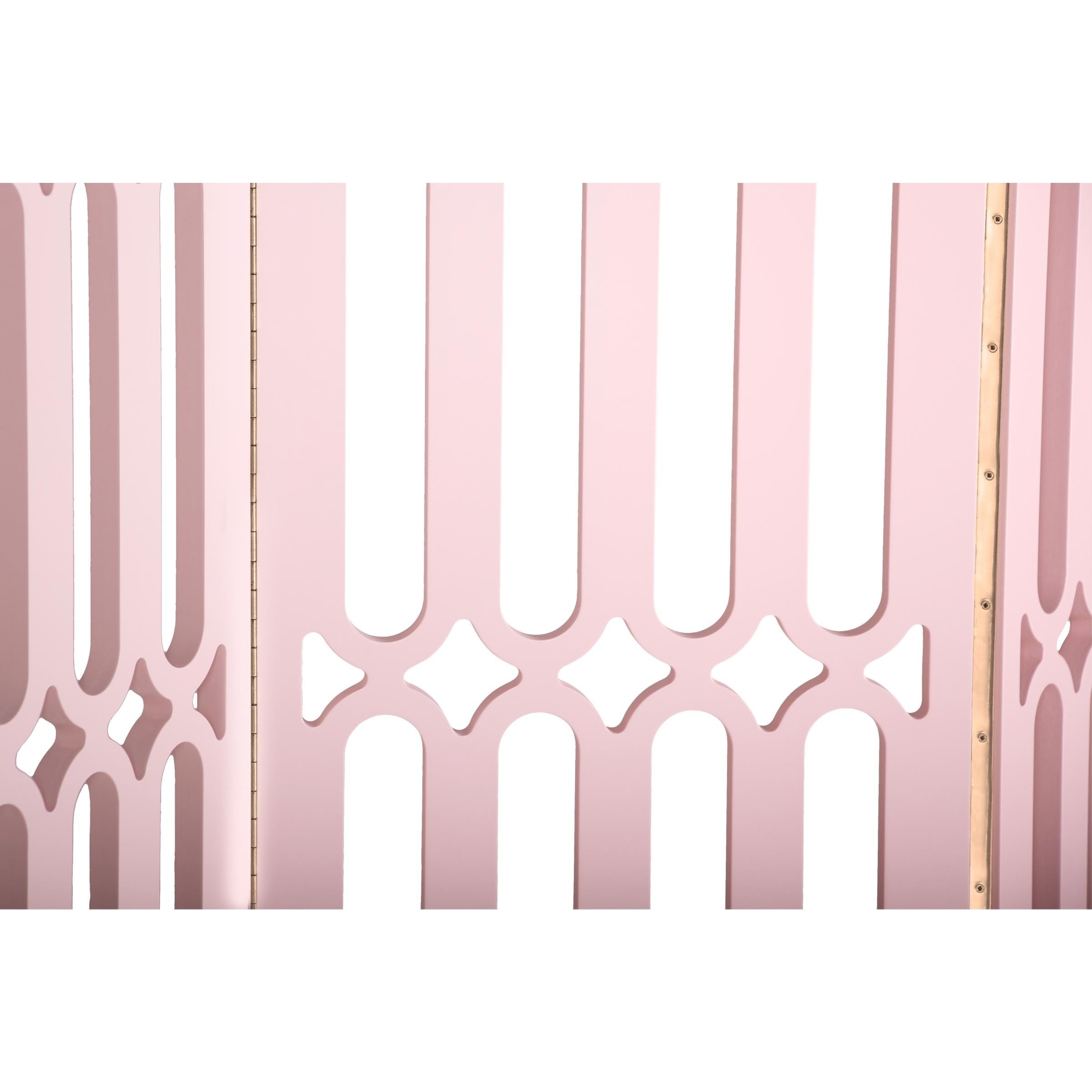 Le paravent glamour Marshmallow Foldes s'inspire du glorieux Art déco.
Avec un motif rond et doux, il crée un jeu énigmatique d'ombres et de lumières.

TELLE QU'ELLE EST PHOTO
Corps : Bois laqué avec finition mate.
Charnières : Laiton poli et acier