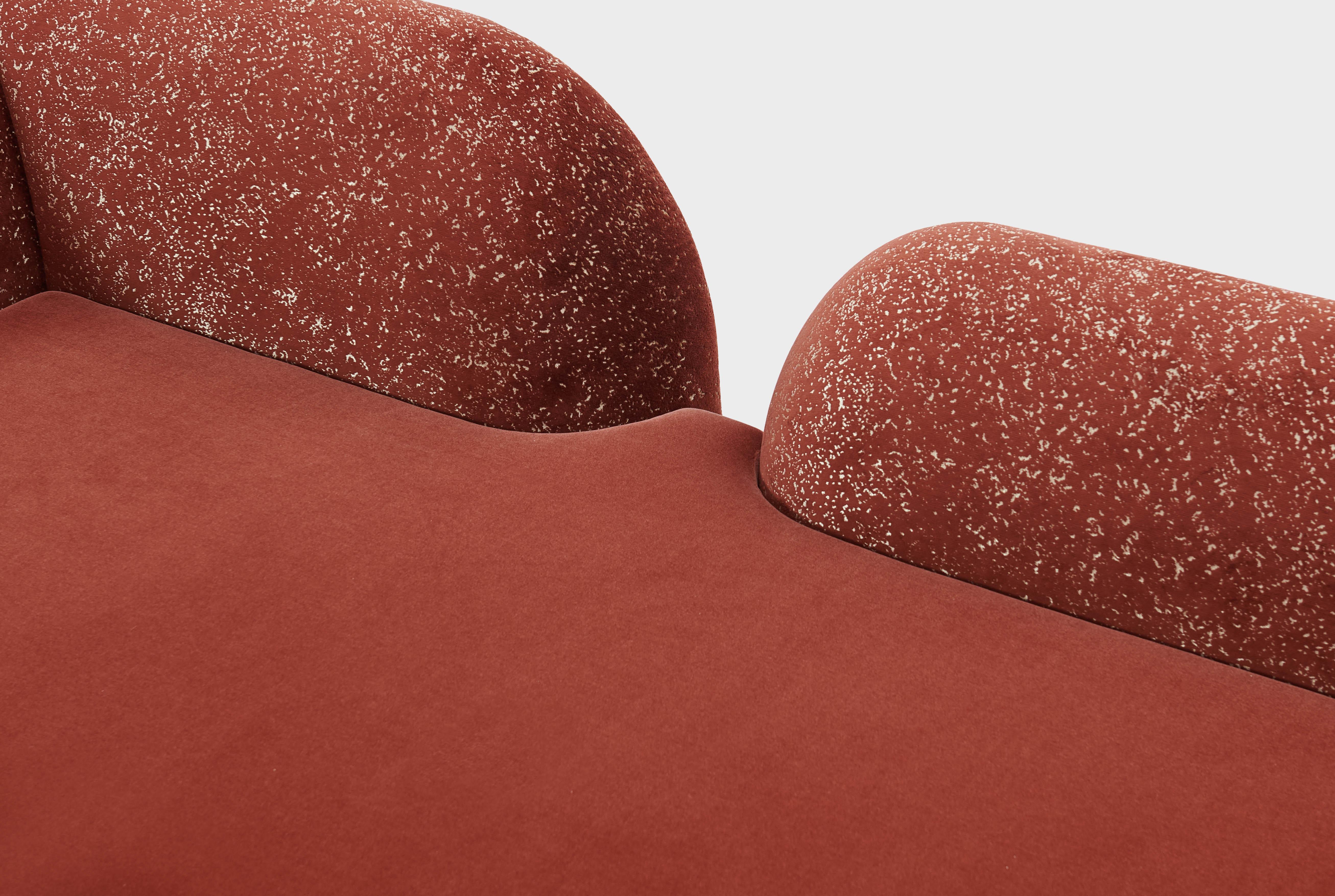 Morbido come un marshmallow, questo divano in marshmallow ha un design semplice e scultoreo. Le proporzioni e la composizione sono fondamentali, è la visione giocosa del designer.